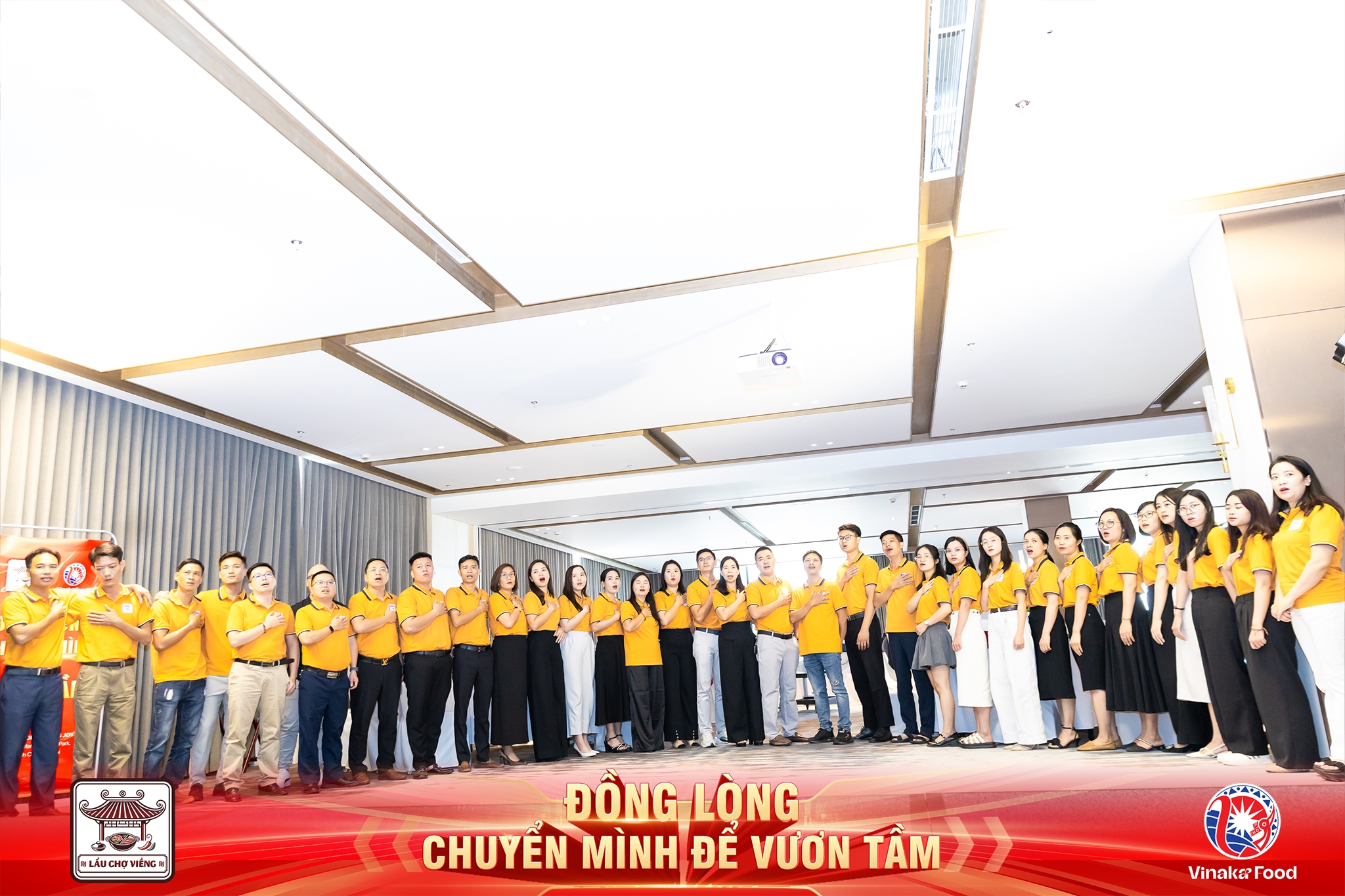 Toàn thể thành viên cùng đứng lên hát vang bài ca Lẩu Chợ Viềng, củng cố tinh thần đồng lòng và niềm tự hào tập thể - Ảnh: CVF