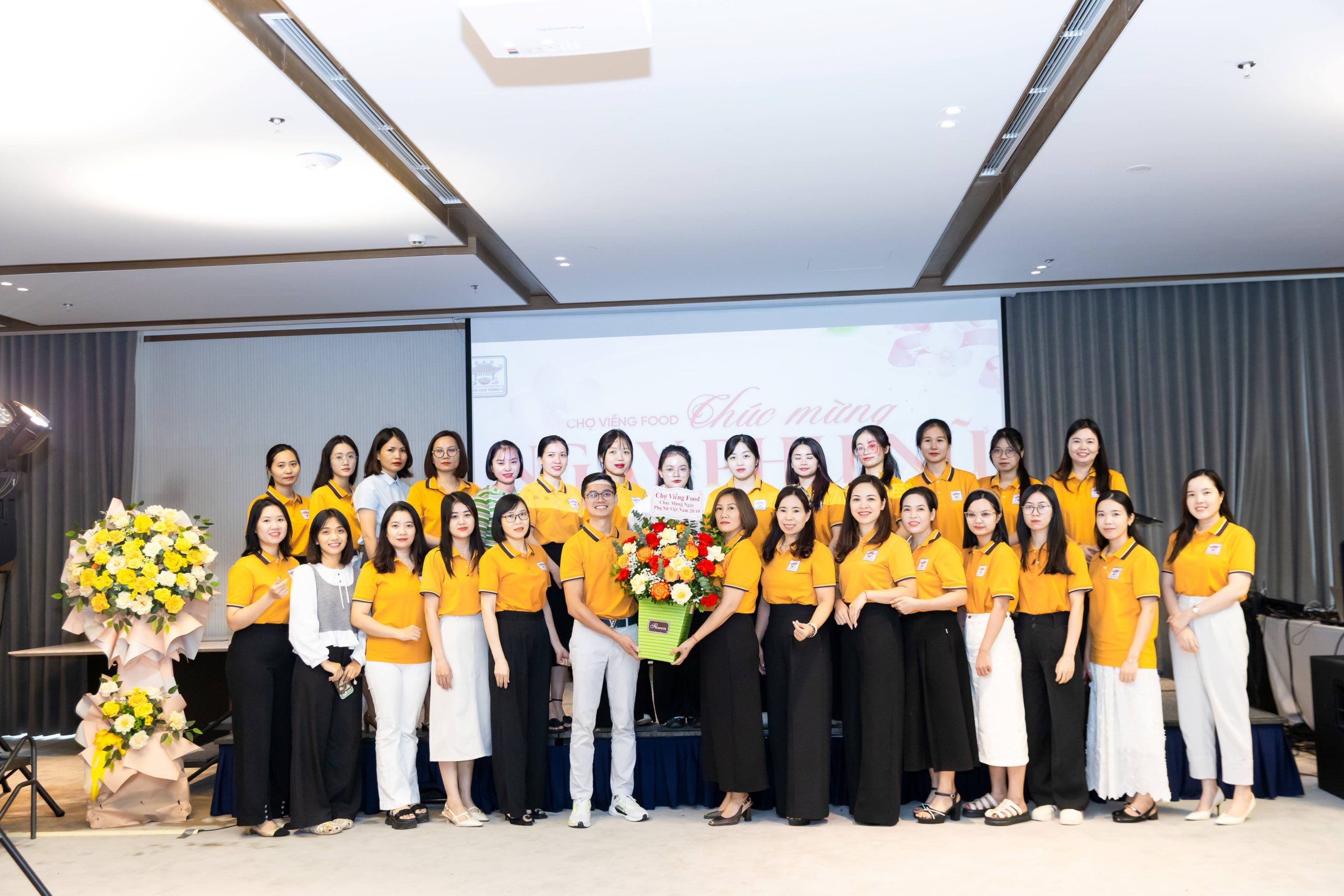 Ban Lãnh đạo gửi tặng hoa, chúc mừng “một nửa yêu thương” — những "sức mạnh mềm" đã thầm lặng cống hiến, tạo nên sự bền vững và vẻ đẹp văn hóa tại Chợ Viềng Food - Ảnh: CVF