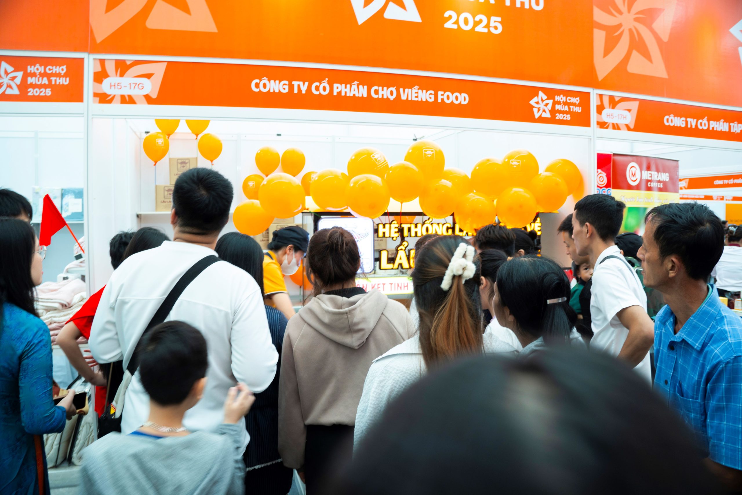 Hương vị Lẩu Chợ Viềng “đốn tim” hàng nghìn khách tham quan - Ảnh: CVF