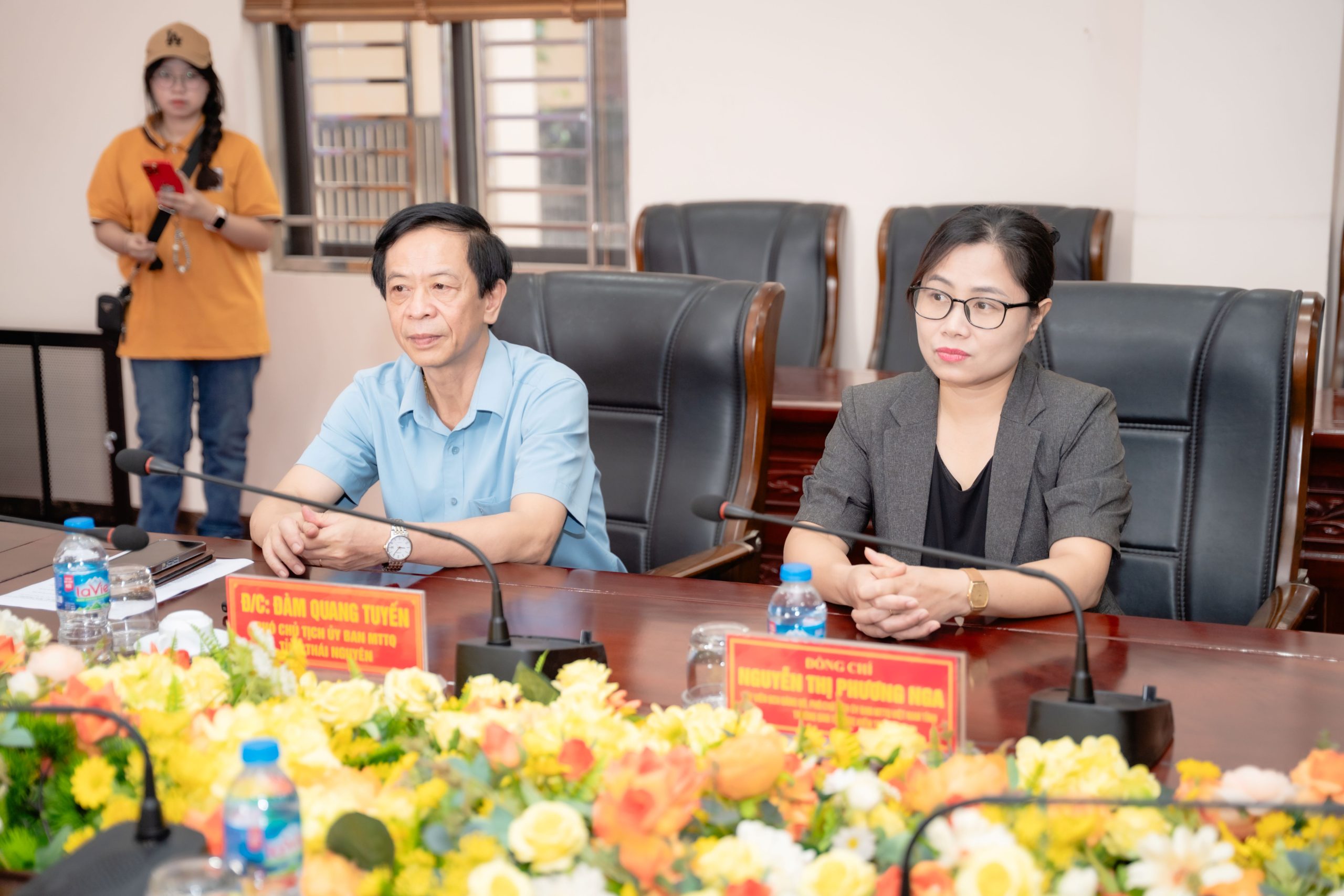 Ông Đàm Quang Tuyến – Phó Chủ tịch Ủy ban MTTQ Việt Nam tỉnh Thái Nguyên, bà Nguyễn Thị Phương Nga – Ủy viên BCH Đảng bộ, Phó Chủ tịch Ủy ban MTTQ Việt Nam tỉnh Thái Nguyên, chia sẻ về thiệt hại do bão lũ - Ảnh: CVF
