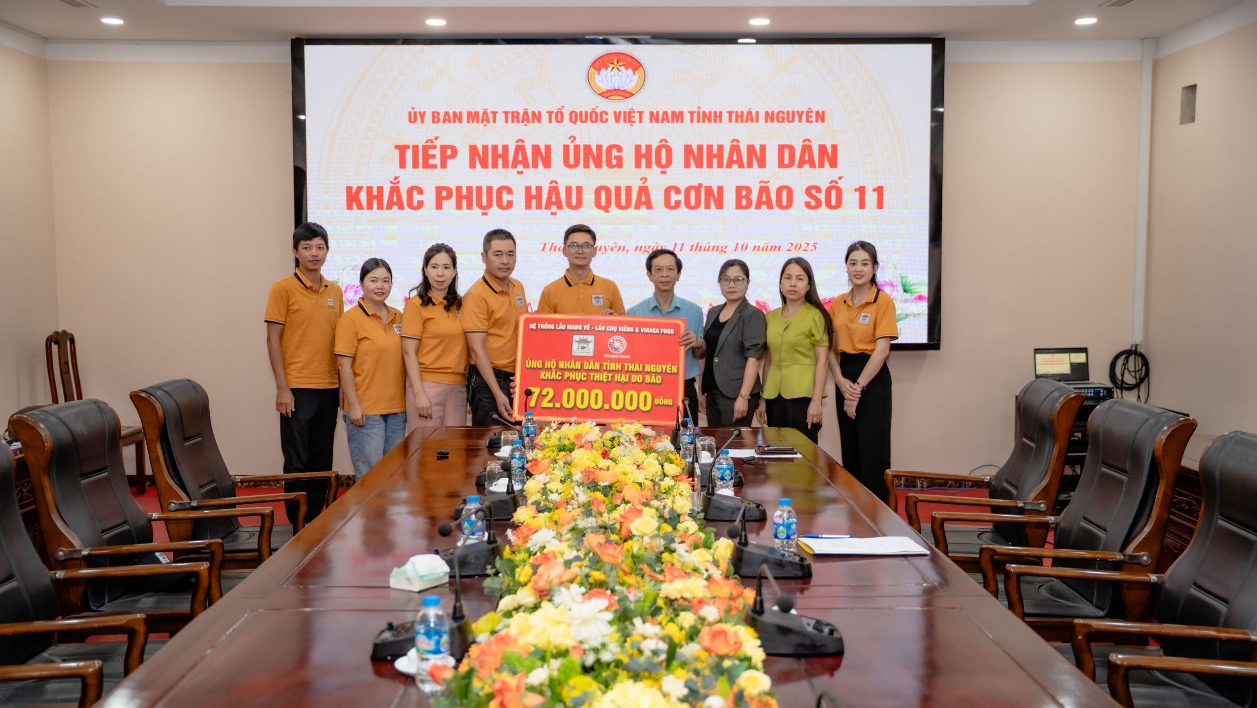 Đại diện Chợ Viềng Food, Vinaka food và các đại lý độc quyền cùng nhau sẻ chia yêu thương, hướng về miền lũ Thái Nguyên - Ảnh: CVF
