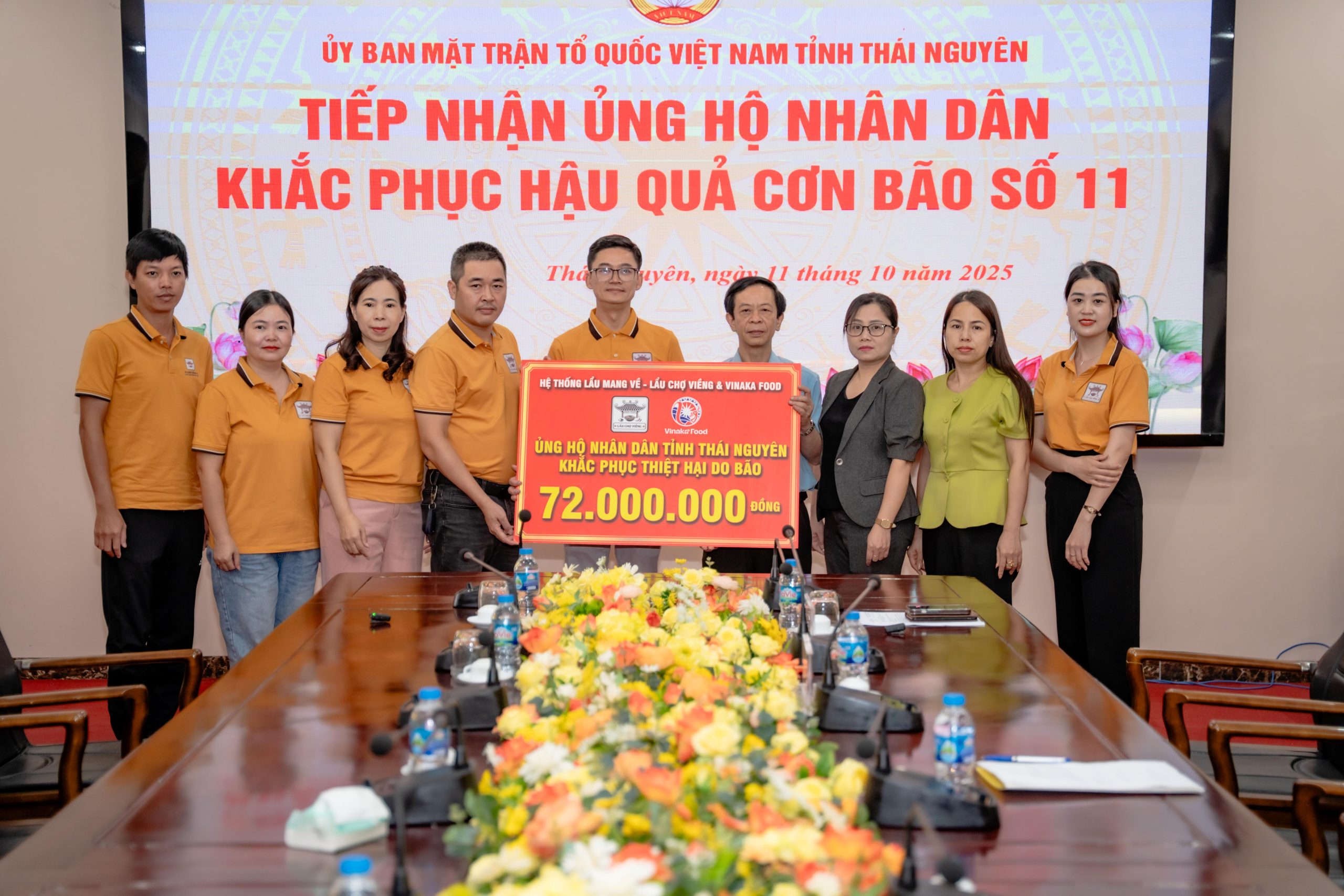 Trao gửi yêu thương, hướng về miền lũ - Ảnh: CVF