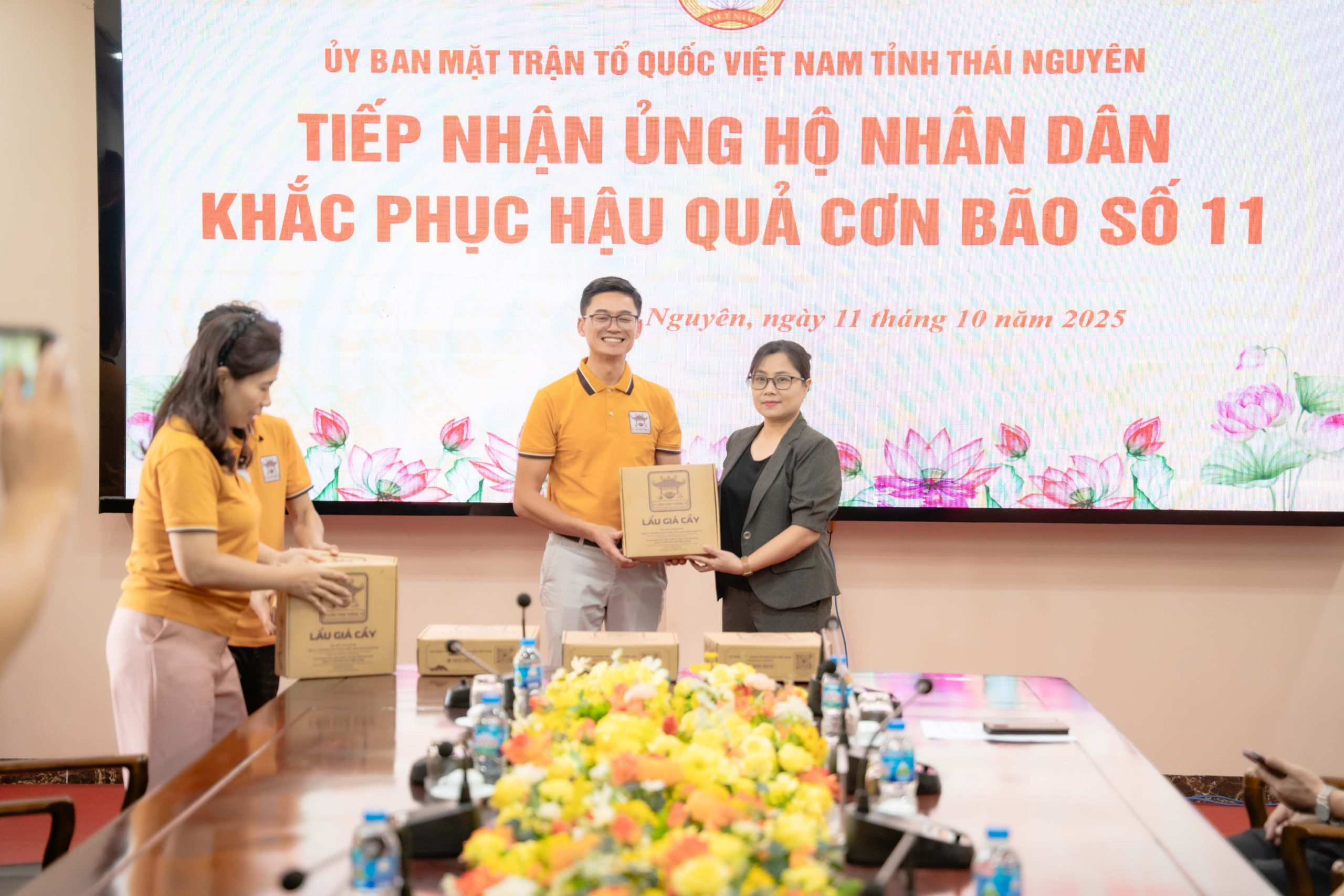 Tổng Giám đốc Vũ Văn Khoa đại diện Chợ Viềng Food trao tặng những set Lẩu Chợ Viềng như một món quà Gắn kết tình thân, lưu giữ hồn Việt - Ảnh: CVF