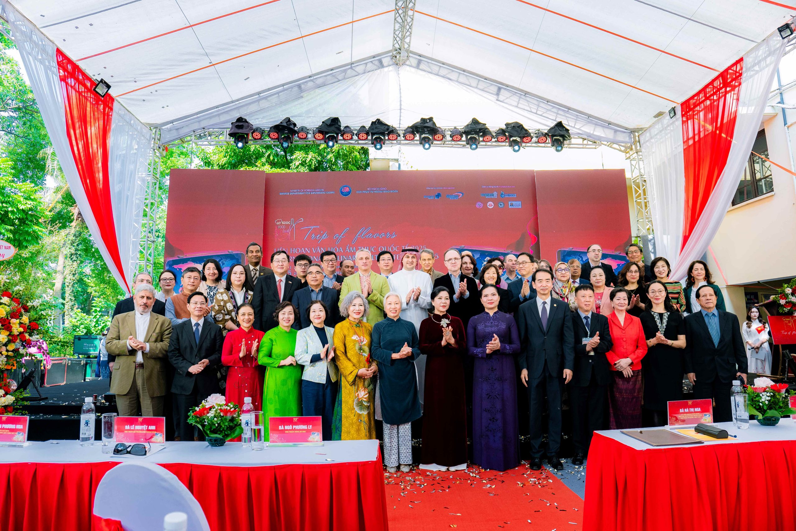 Bà Ngô Phương Ly, bà Lê Nguyệt Anh, bà Hà Thị Nga cùng các đại biểu tại Liên hoan Văn hoá Ẩm thực Quốc tế 2025 - Ảnh: CVF