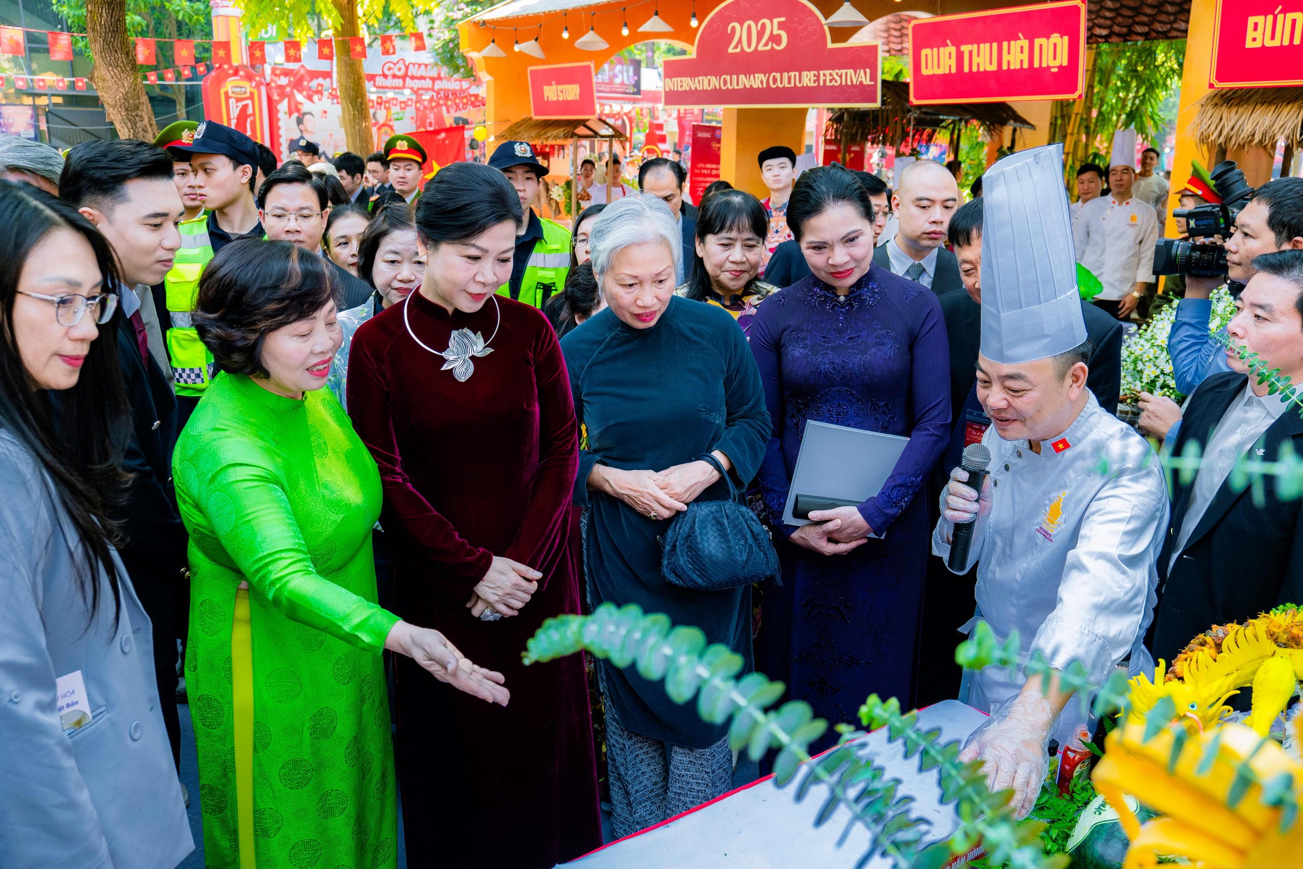 Bà Ngô Phương Ly cùng đoàn đại biểu cấp cao tham quan khu ẩm thực Ba miền đất Việt - Ảnh: CVF