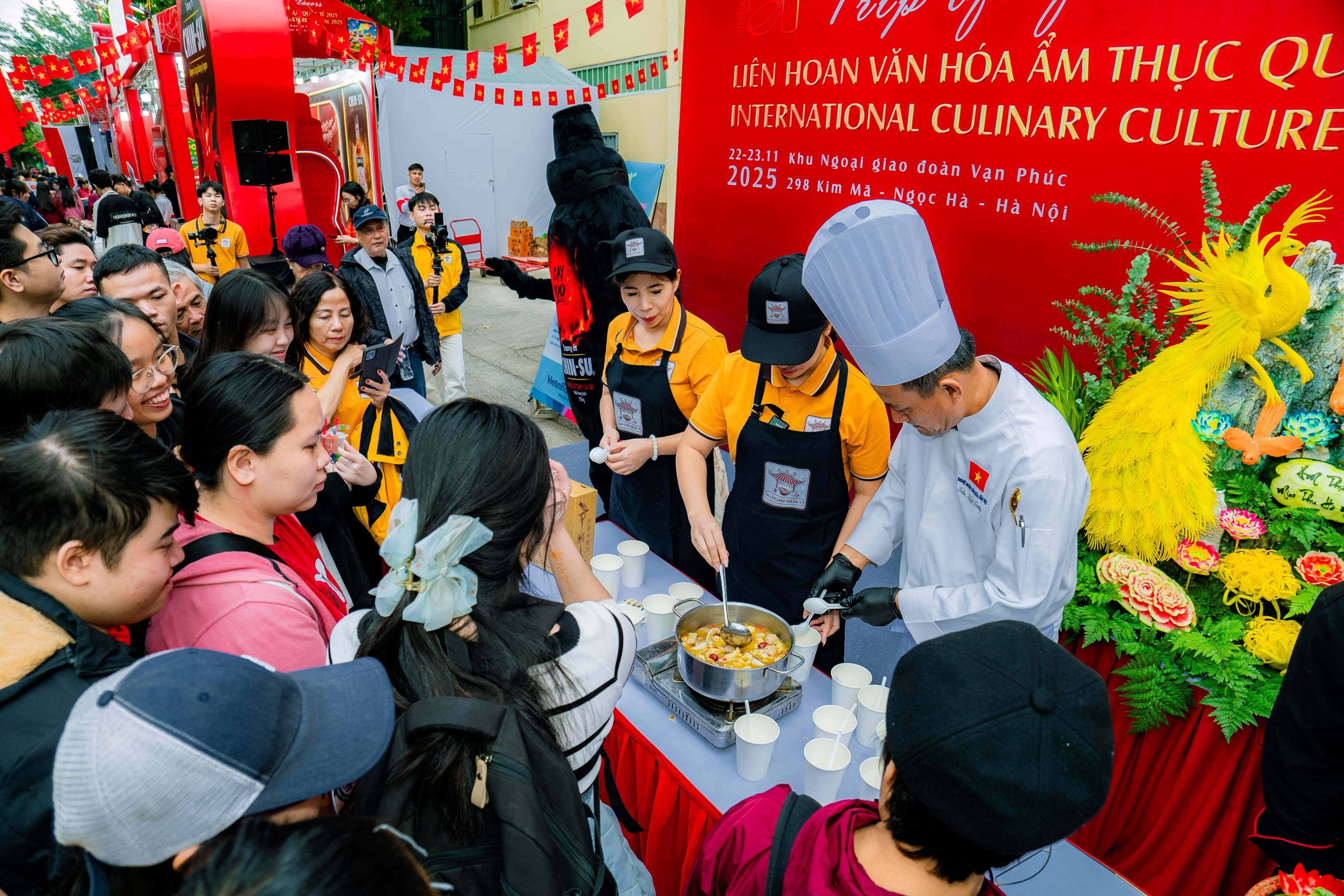 Thực khách hào hứng được thưởng thức hương vị Lẩu Chợ Viềng - Món lẩu gợi nhớ bao ký ức về phiên chợ quê mộc mạc - Ảnh: CVF