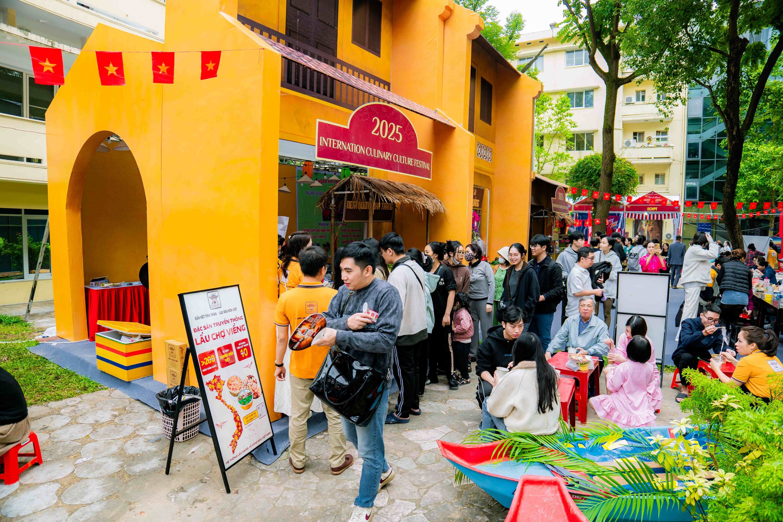 Gian trưng bày Lẩu Chợ Viềng thu hút lượng lớn khách tham quan suốt thời gian diễn ra sự kiện – Ảnh: CVF