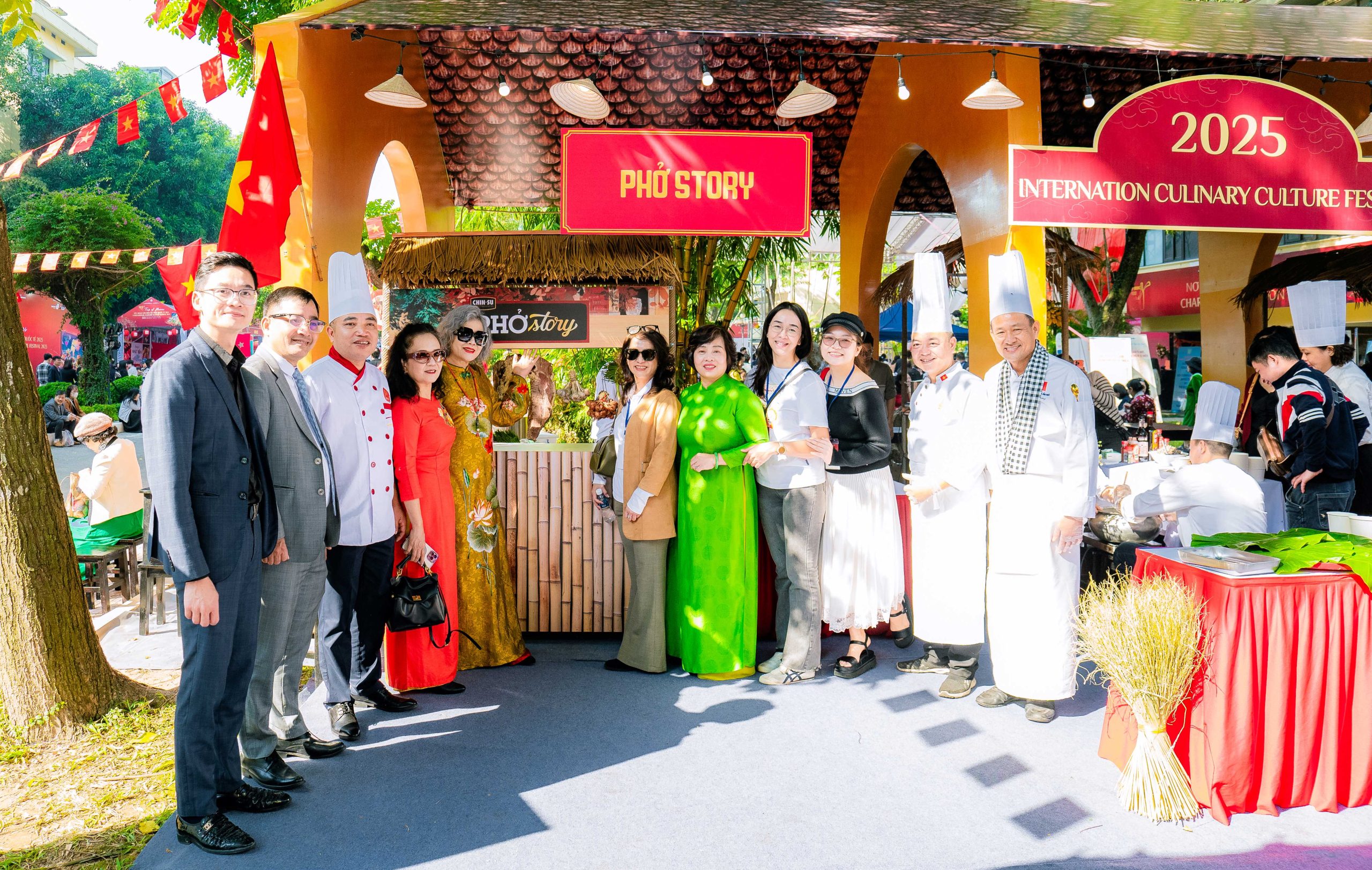 Tổng Giám đốc Chợ Viềng Food - Vũ Văn Khoa (ngoài cùng bên trái) cùng bà Lê Thị Thiết (áo dài xanh), phu nhân Chủ tịch Masan và các nghệ nhân tại Liên hoan Văn hoá Ẩm thực Quốc tế 2025 - Ảnh: CVF