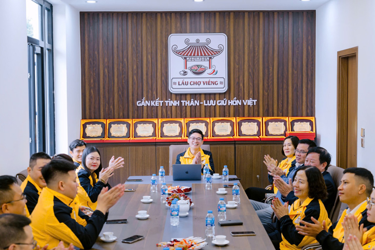 Tổng Giám đốc Chợ Viềng Food - Vũ Văn Khoa điều hành chương trình - Ảnh: CVF