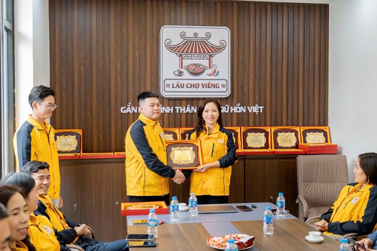 Tri ân Phó Tổng Giám đốc Kinh doanh Quách Ánh, đồng thời là đại lý độc quyền đầu tiên của Chợ Viềng Food - Ảnh: CVF