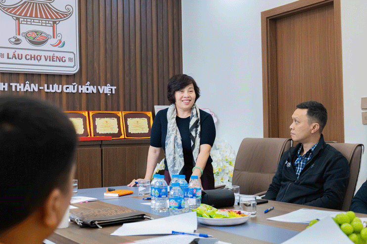 Nghệ nhân Tinh hoa Văn hóa Ẩm thực Việt Nam - Lê Thị Thiết phát biểu tại cuộc họp