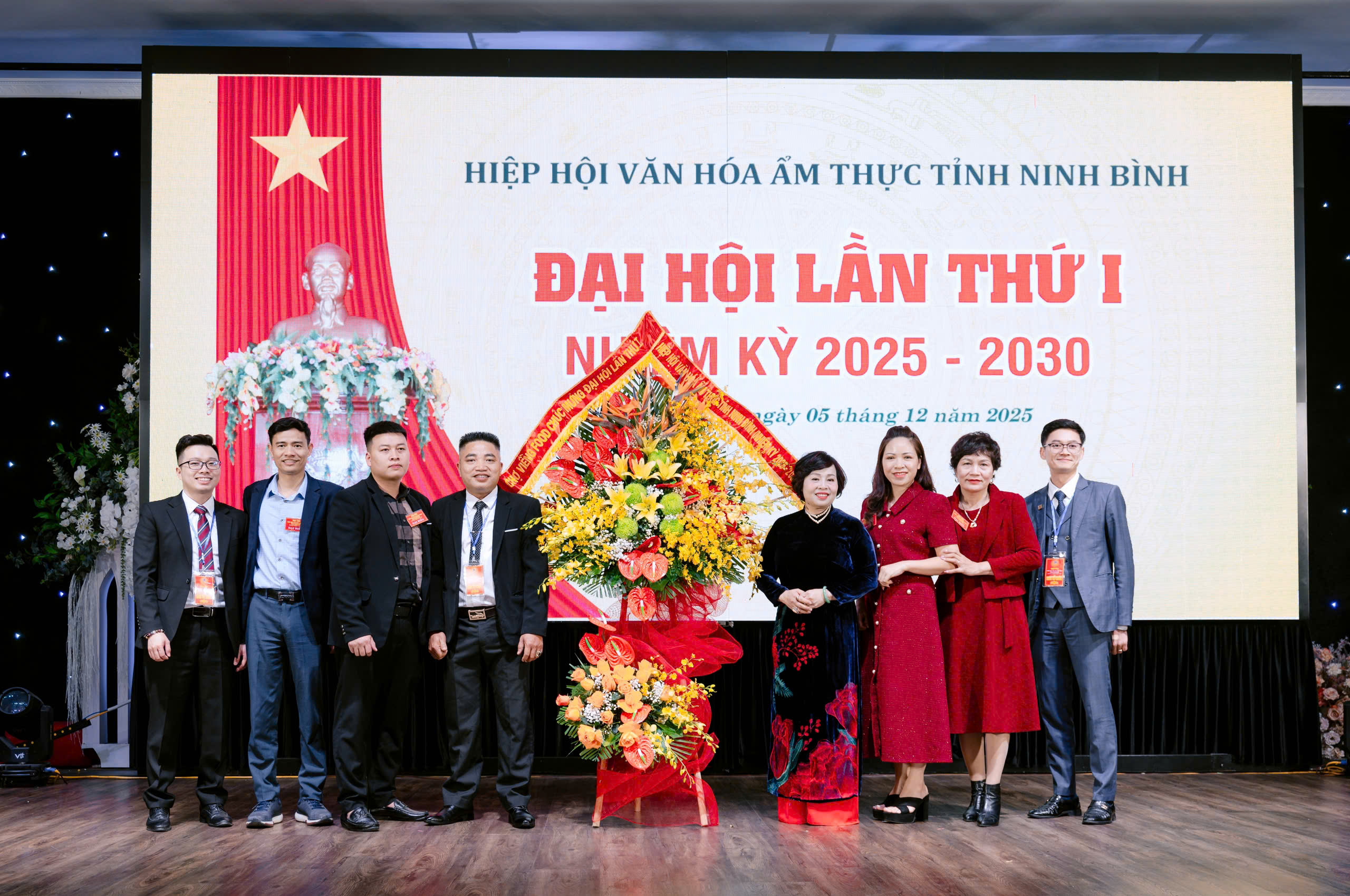 Chợ Viềng Food tri ân tới Nghệ nhân Tinh hoa Văn hoá Ẩm Thực Việt Nam Lê Thị Thiết - Phó chủ tịch Hiệp hội Văn hoá Ẩm thực Việt Nam - Ảnh: CVF