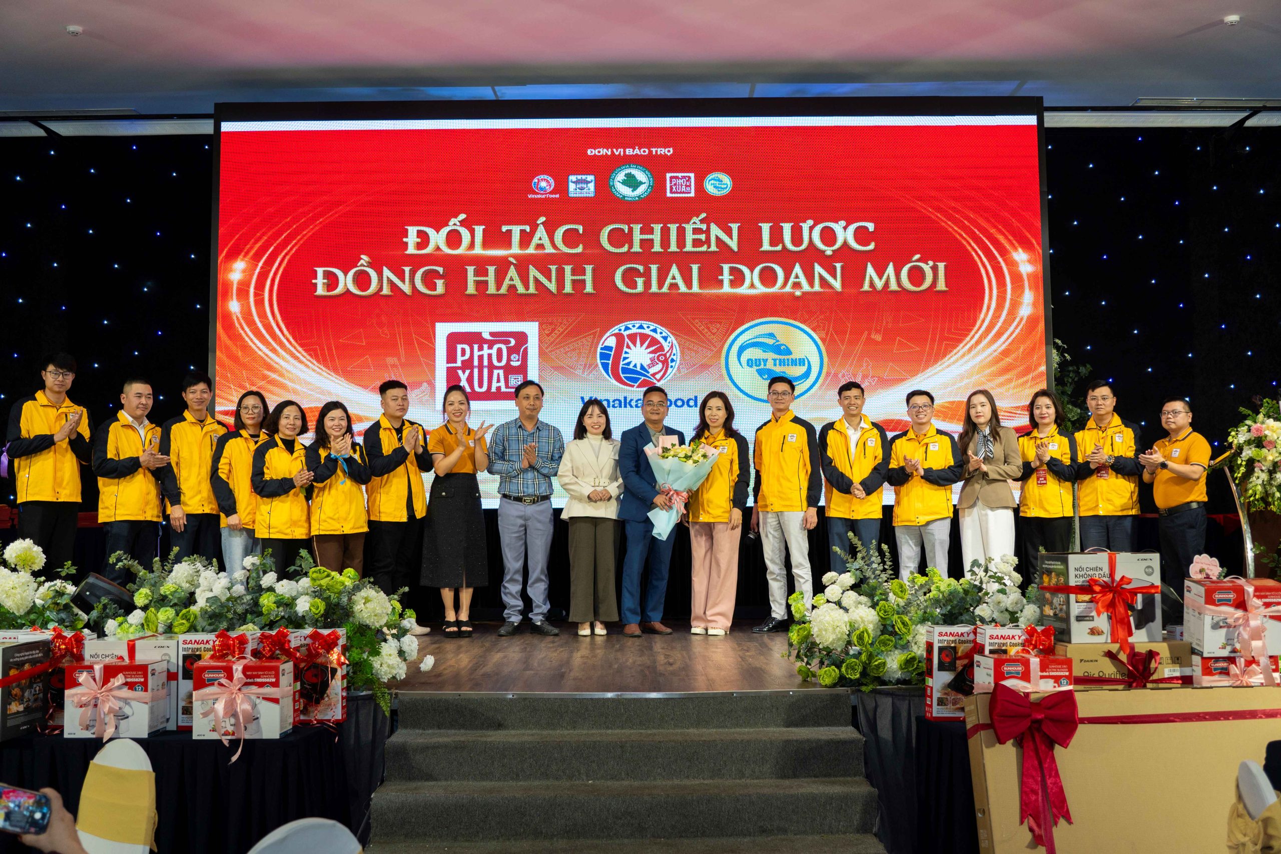 Ban Lãnh đạo Chợ Viềng Food tặng hoa đại diện Công ty TNHH Quý Thịnh