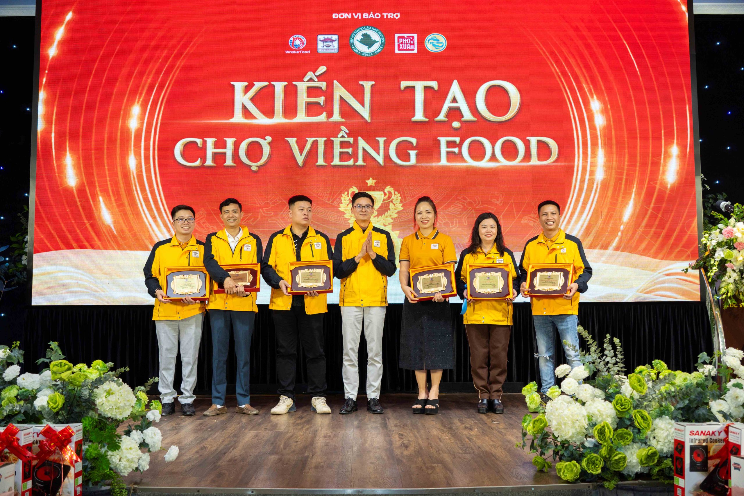 Các cổ đông, đối tác nhận nhận kỷ niệm chương "Kiến tạo Chợ Viềng Food"