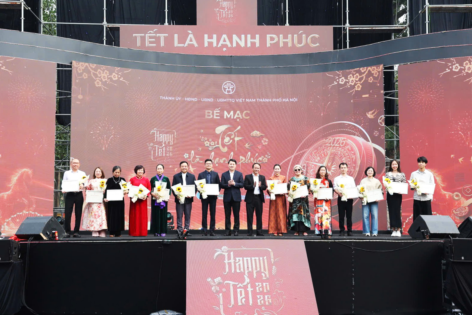 Ban tổ chức trao chứng nhận cho các đơn vị tham gia Happy Tết 2026.