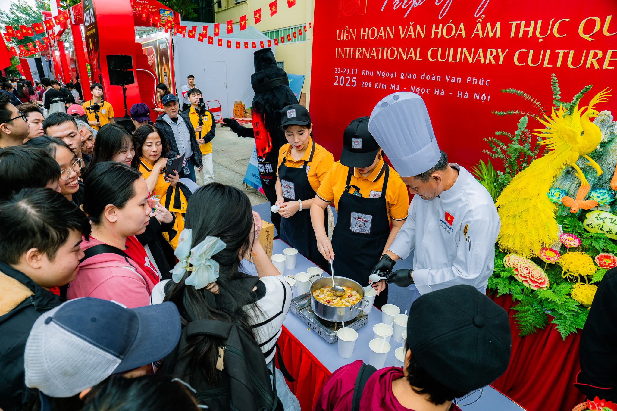 Lẩu Lòng Bò được hàng nghìn thực khách yêu thích tại Liên hoan Văn hóa Ẩm thực Quốc tế 2025