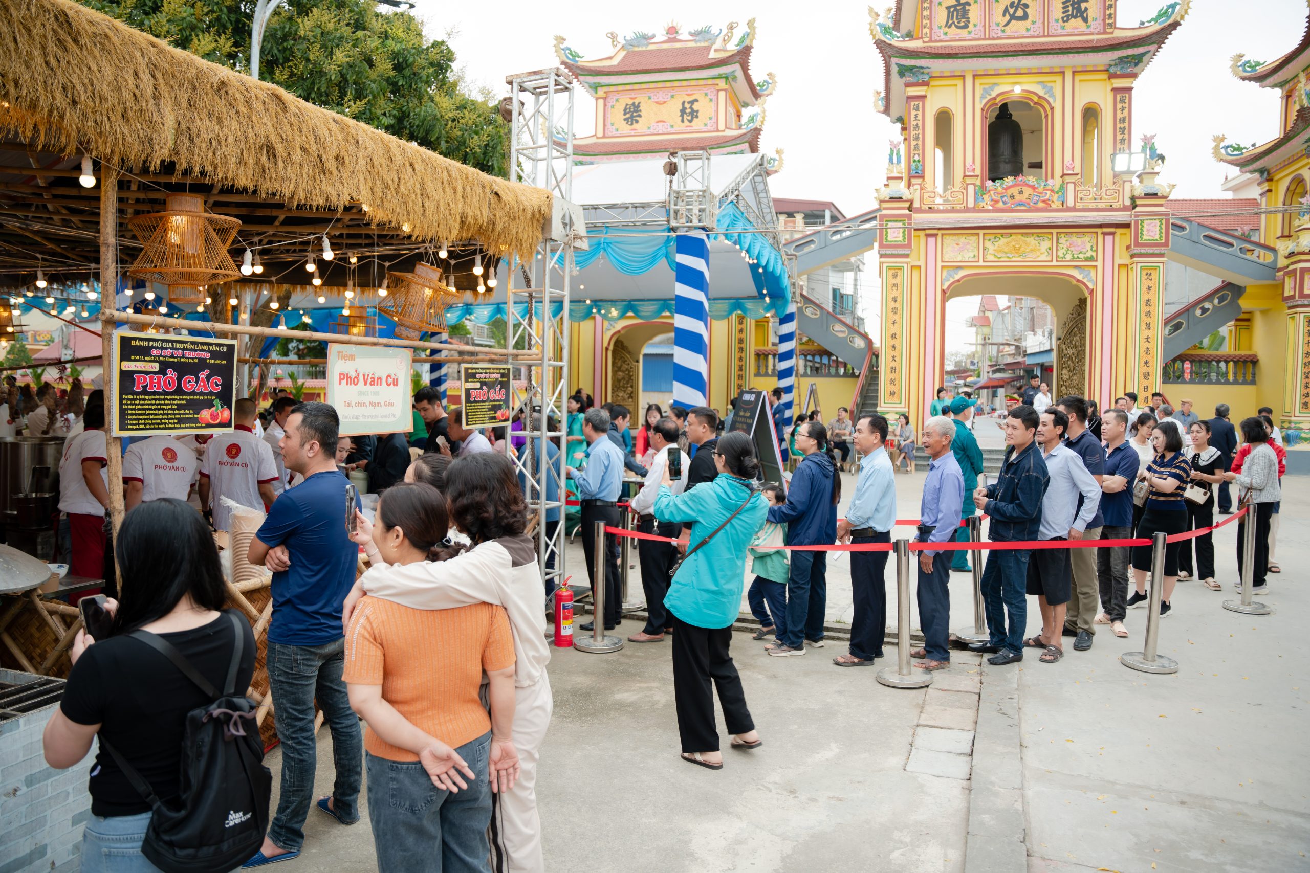 Từ ngày 18/3, Chi hội Phở Vân Cù tổ chức phục vụ phở truyền thống xuyên suốt cả ngày, tạo điều kiện để người dân địa phương và du khách trực tiếp trải nghiệm