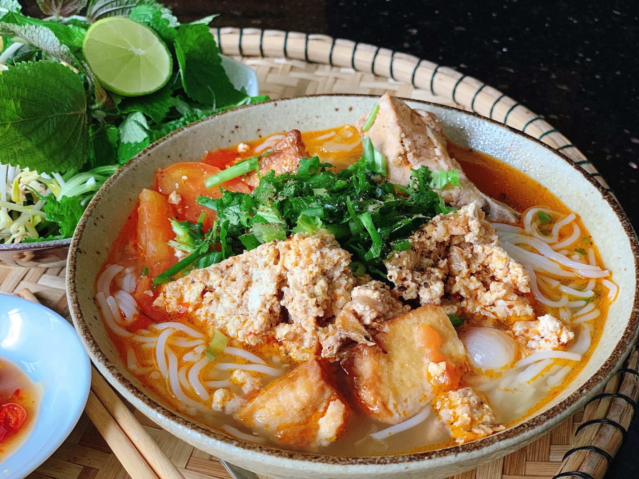 Tự chế bún riêu sườn từ nước Lẩu Riêu Ghẹ