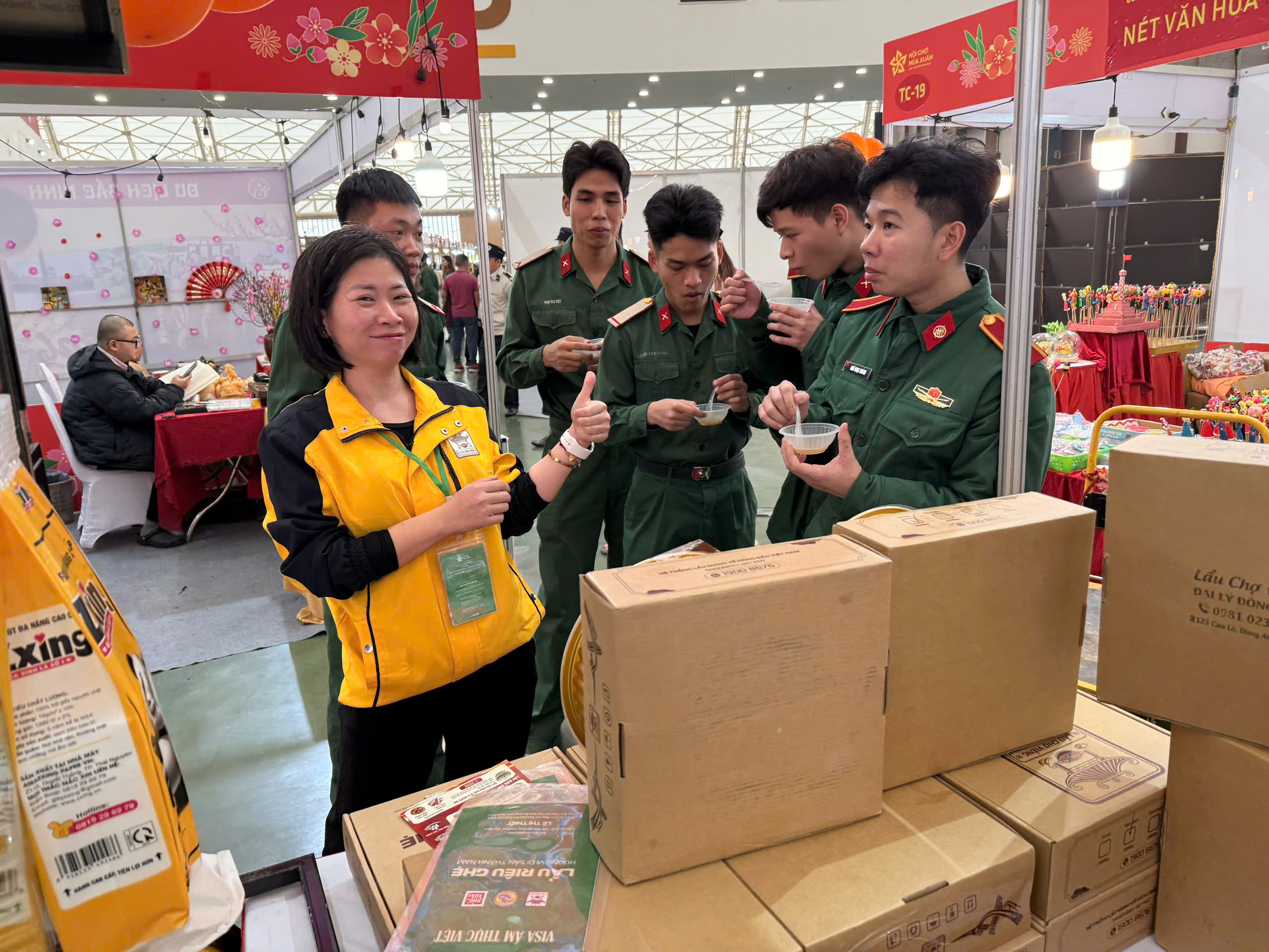 Khách tham quan được thưởng thức miễn phí Lẩu Chợ Viềng