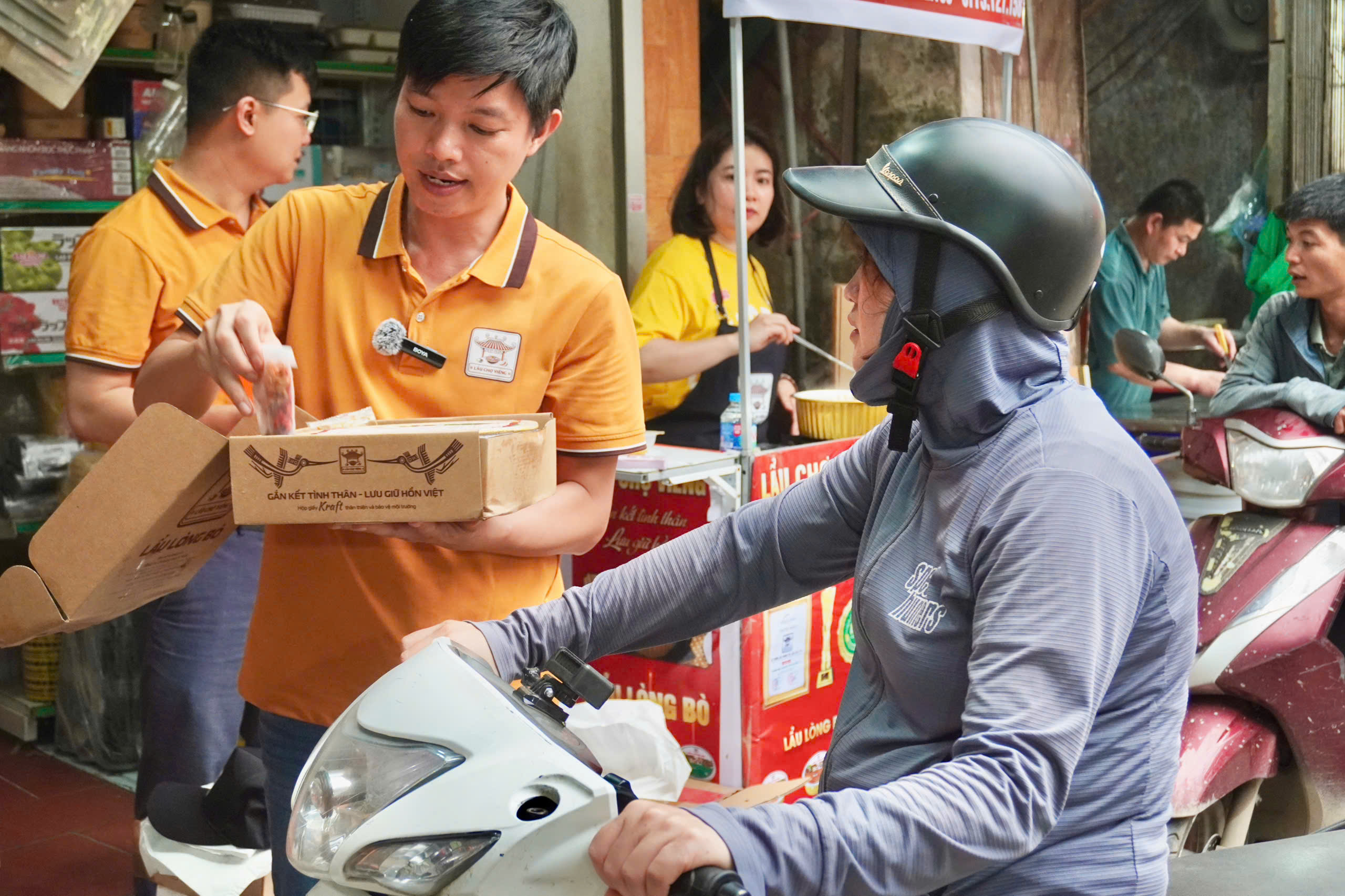 Điểm bán Lẩu Chợ Viềng tại Yên Nghĩa, Hà Nội thu hút sự chú ý của nhiều thực khách