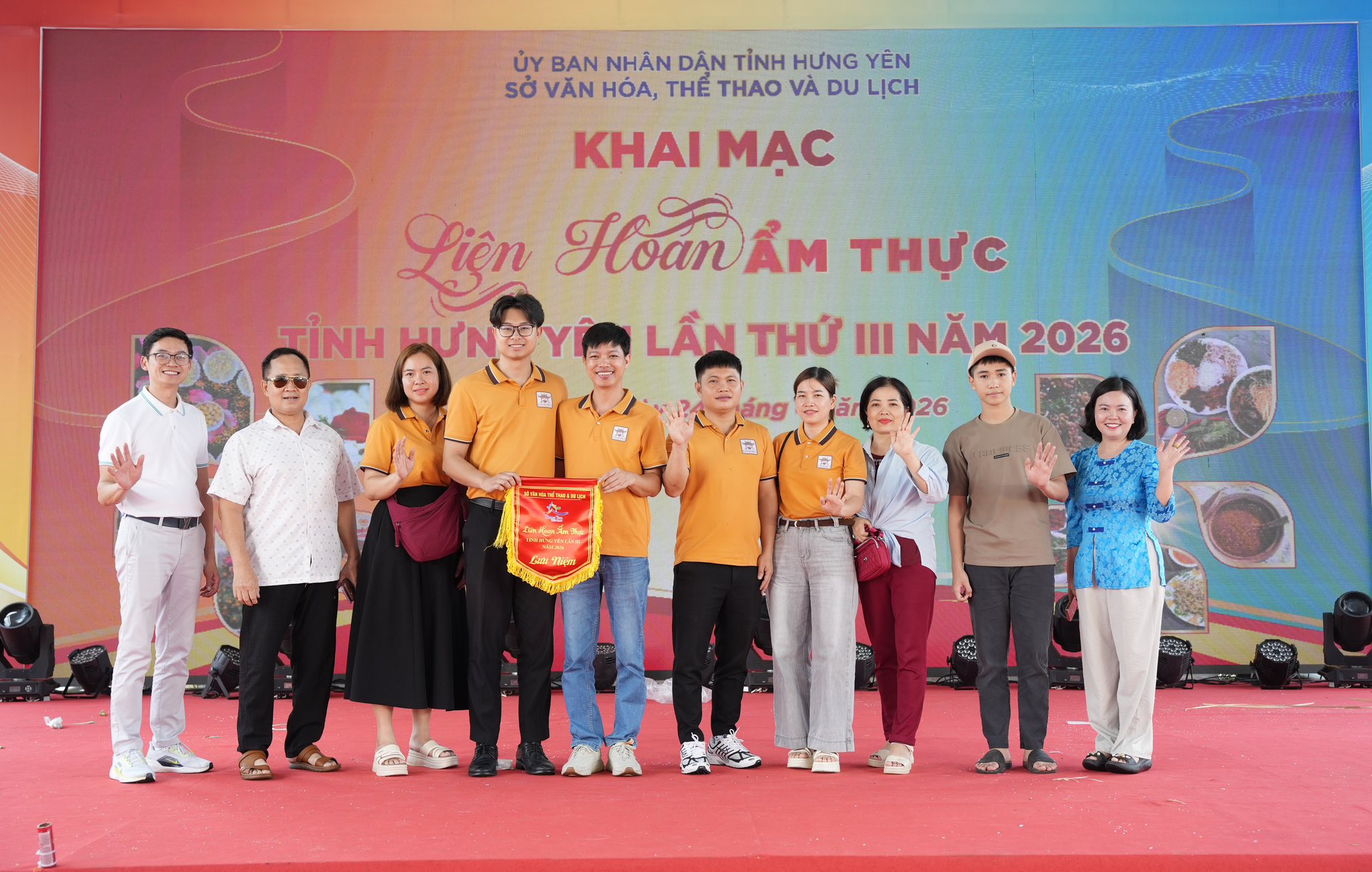 Chợ Viềng Food vinh dự nhận cờ lưu niệm từ Ban Tổ chức, ghi dấu sự đồng hành trong một sự kiện tôn vinh tinh hoa ẩm thực Việt