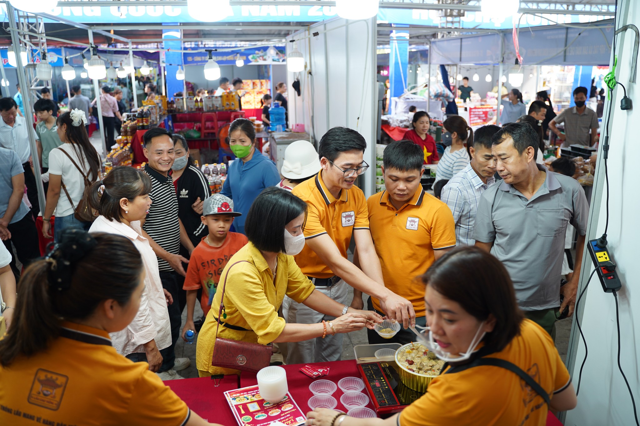 Tại Hội chợ Hùng Vương, Lẩu Chợ Viềng được lan tỏa liên tục đến hàng nghìn du khách