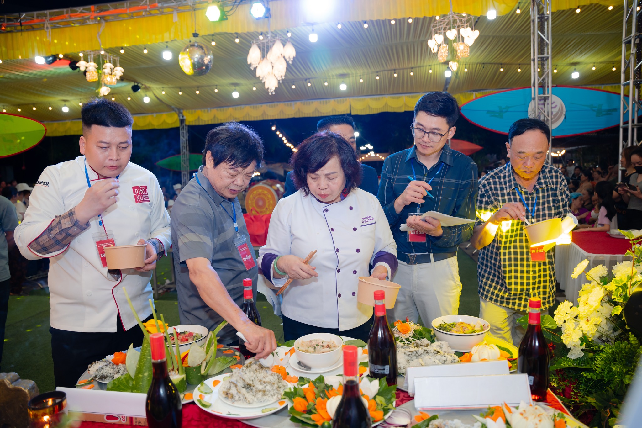 Chợ Viềng Food đồng hành cùng Hiệp hội Văn hóa ẩm thực tỉnh Ninh Bình làm Ban giám khảo cuộc thi Nấu canh cua bánh đa, làm bánh hú