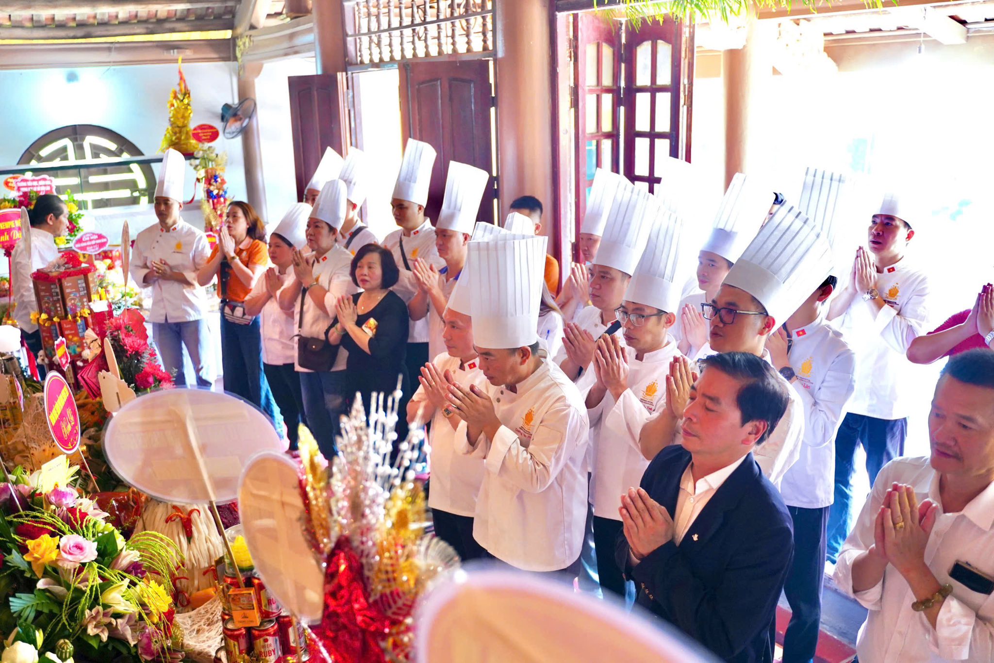 Mỗi nén hương được dâng lên cũng là lời tri ân tới cội nguồn nghề bếp Việt