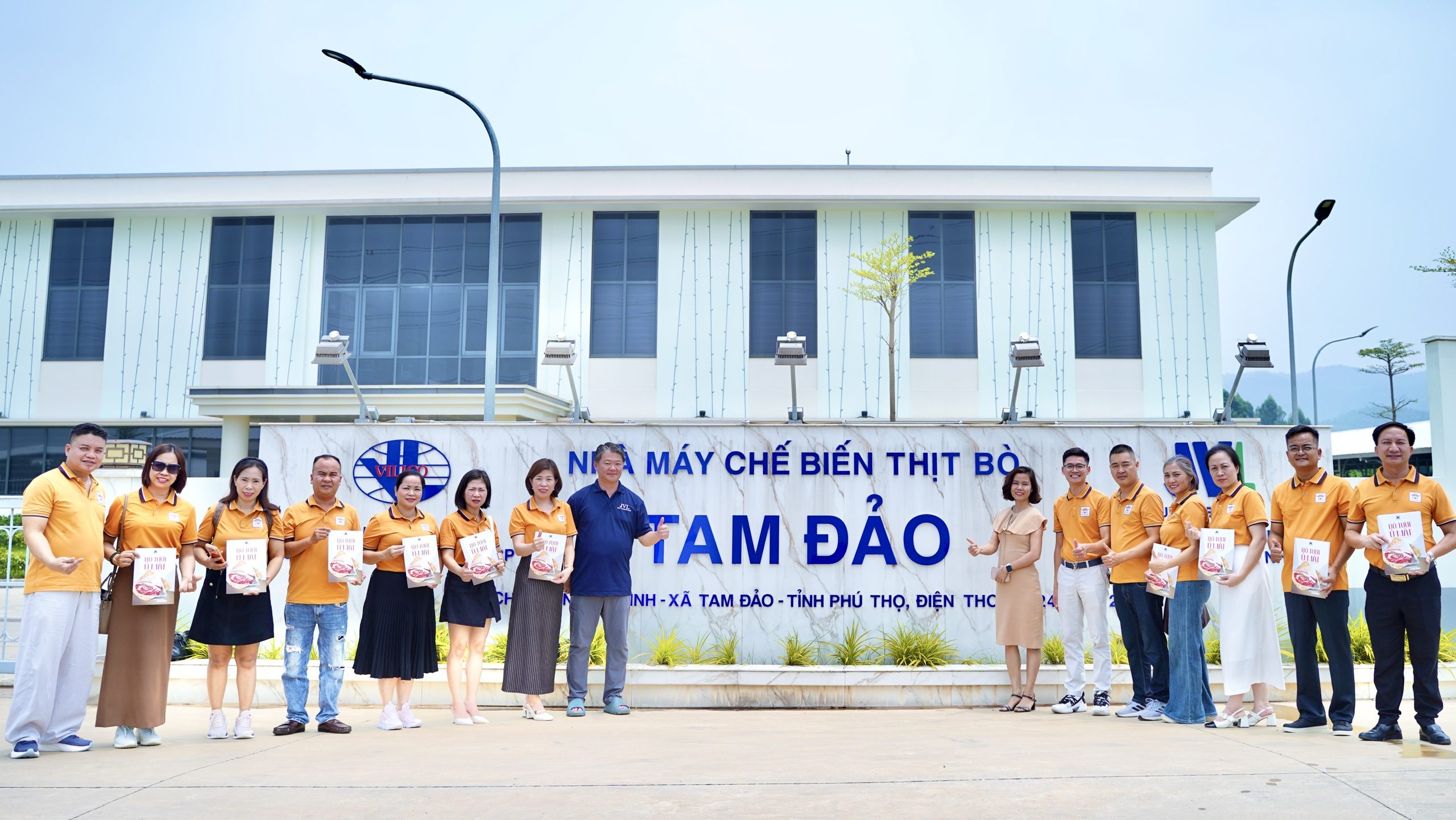 Đoàn Chợ Viềng Food cùng đại diện JVL tại Nhà máy chế biến thịt bò Tam Đảo