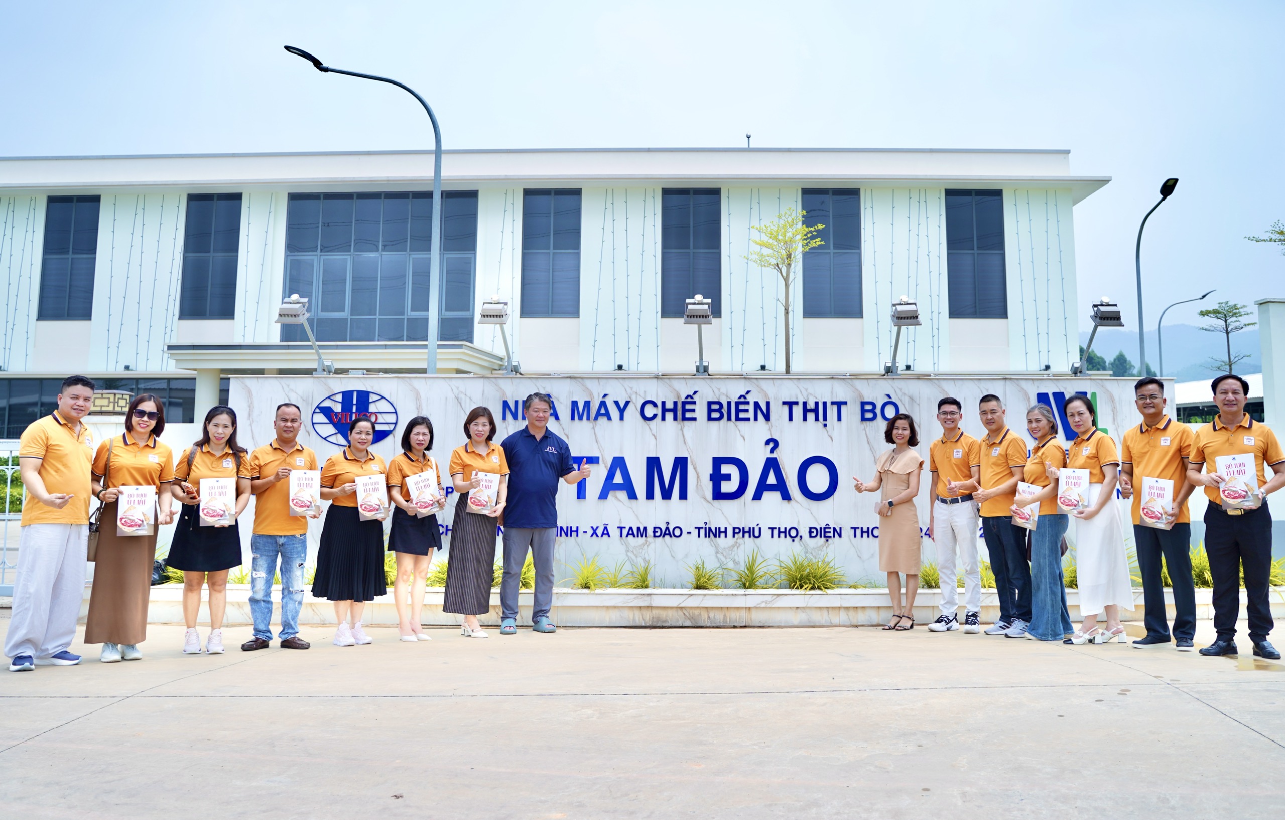 Đoàn Chợ Viềng Food cùng đại diện JVL tại Nhà máy chế biến thịt bò Tam Đảo (JVL)