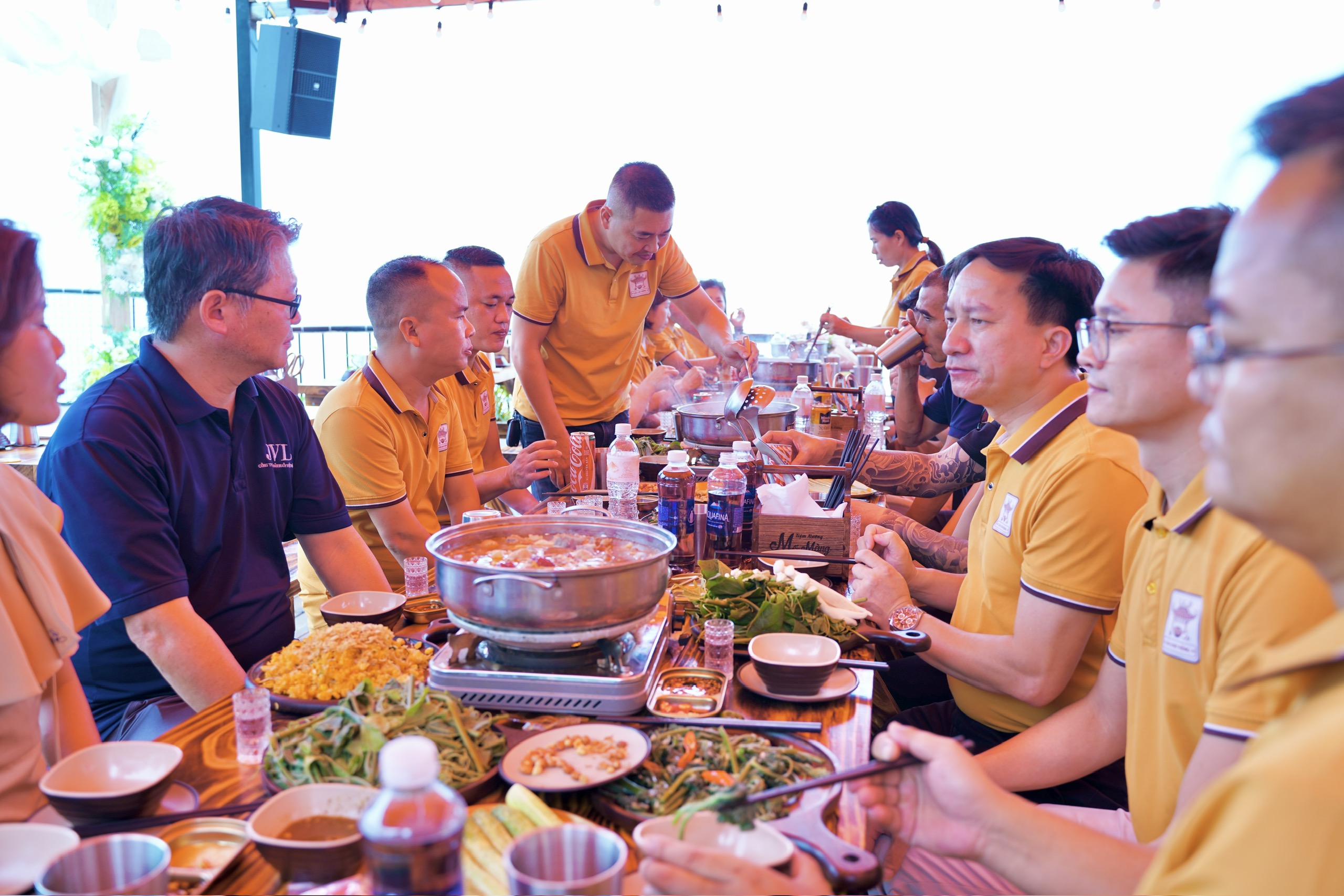 Đội ngũ Chợ Viềng Food cùng ông Sakurai Ryuki trực tiếp đánh giá Lẩu Chợ Viềng Đoàn Viên