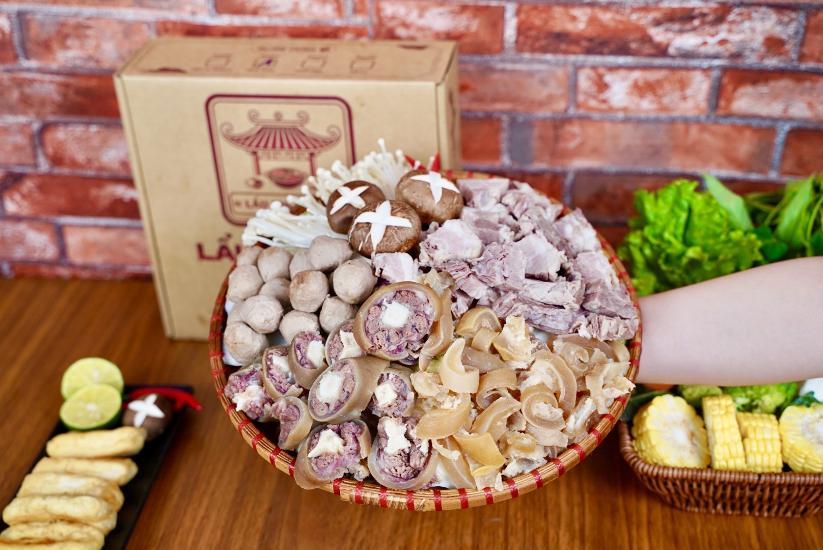 Sự kết hợp hài hòa giữa thịt bò tuyển chọn, đuôi bò ninh mềm, gân vó giòn sần sật và mọc bò mềm ngọt cho bữa ăn đa dạng kết cấu