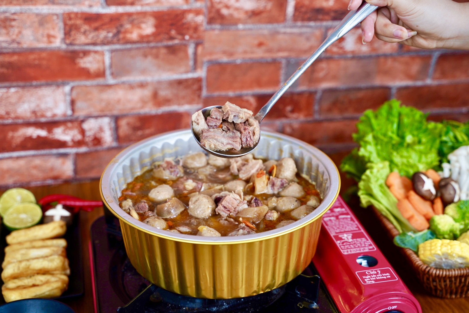 Thịt bò cao cấp từ JVL giúp nước dùng ngọt đậm tự nhiên, thớ thịt săn chắc, càng nhúng càng thêm đậm đà