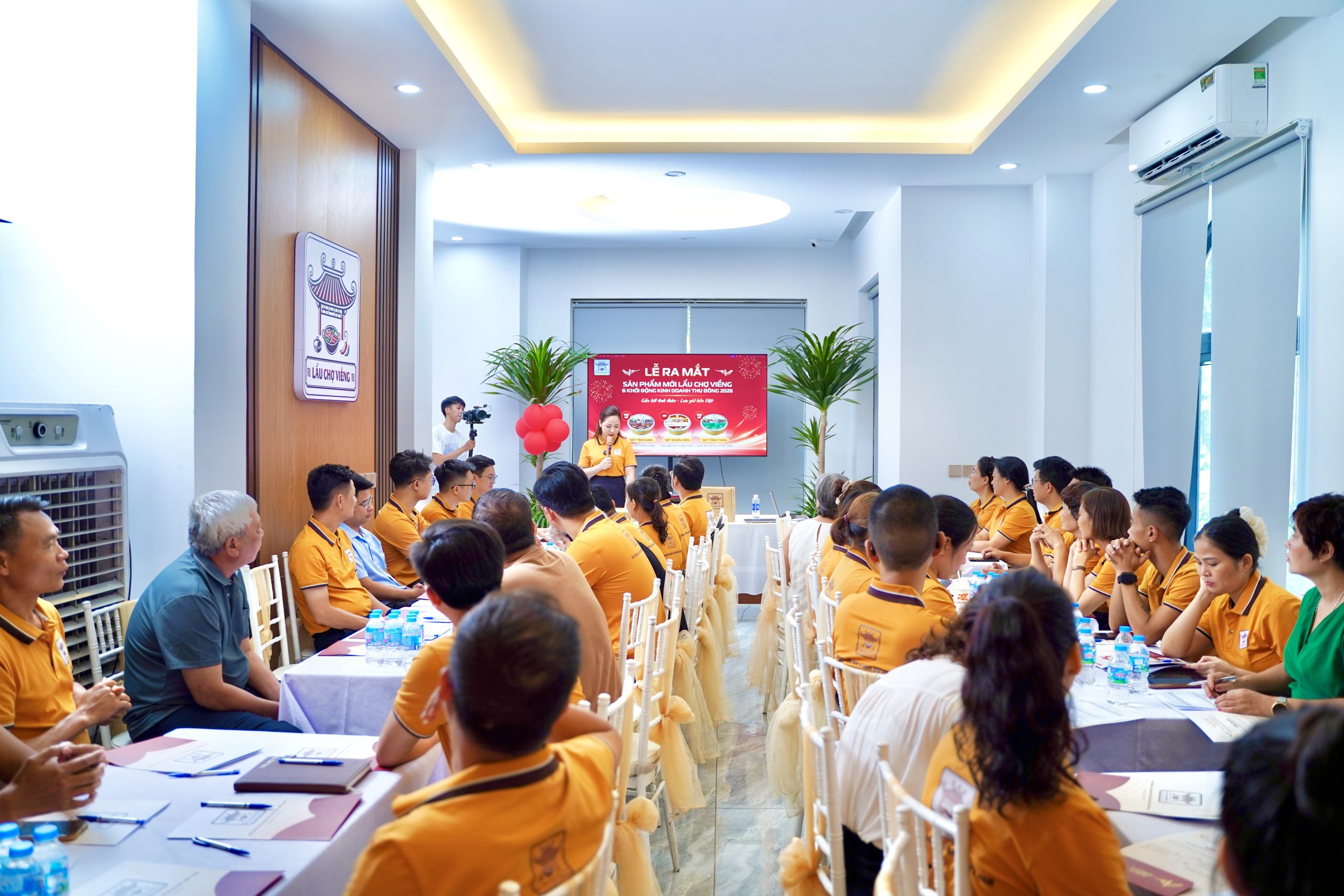 Hội trường chăm chú theo dõi định hướng chiến lược phát triển thị trường mùa vụ mới