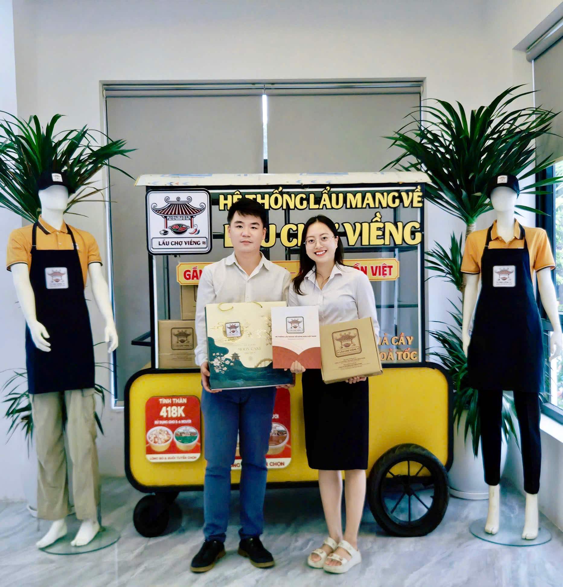 Anh Đinh Công Tuấn Dương và chị Phạm Thị Hằng - Đại lý độc quyền Lẩu Chợ Viềng tại phường Xuân Đỉnh, Hà Nội