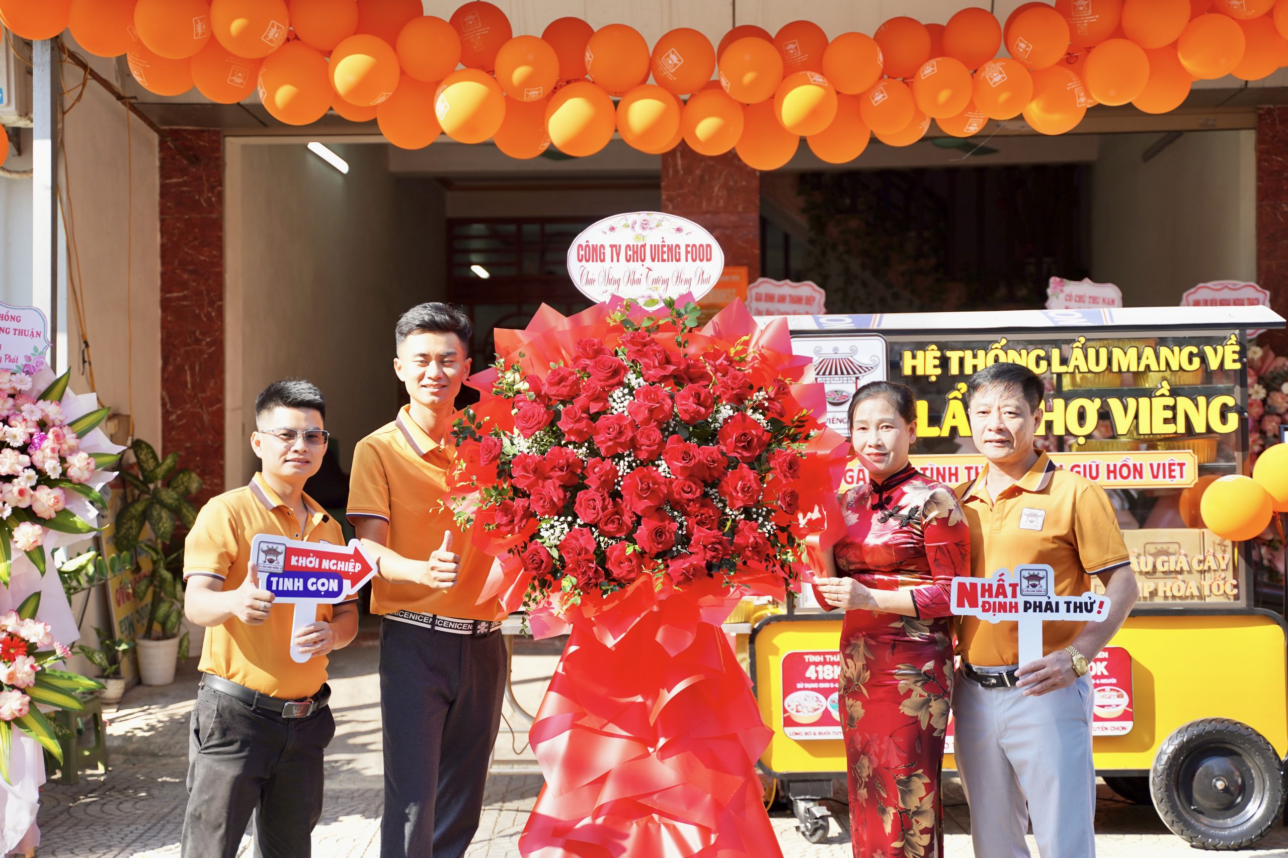 Anh Nguyễn Văn Minh và chị Nguyễn Thị Ngoạn (bên phải) - Đại lý độc quyền tại xã Bình Tuyền, Phú Thọ