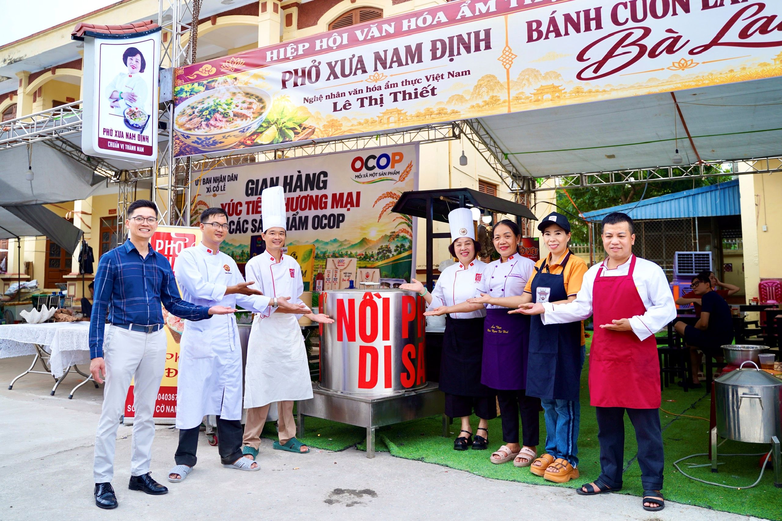 Đại diện Chợ Viềng Food cùng các Nghệ nhân bên "Nồi phở di sản" tại gian hàng OCOP