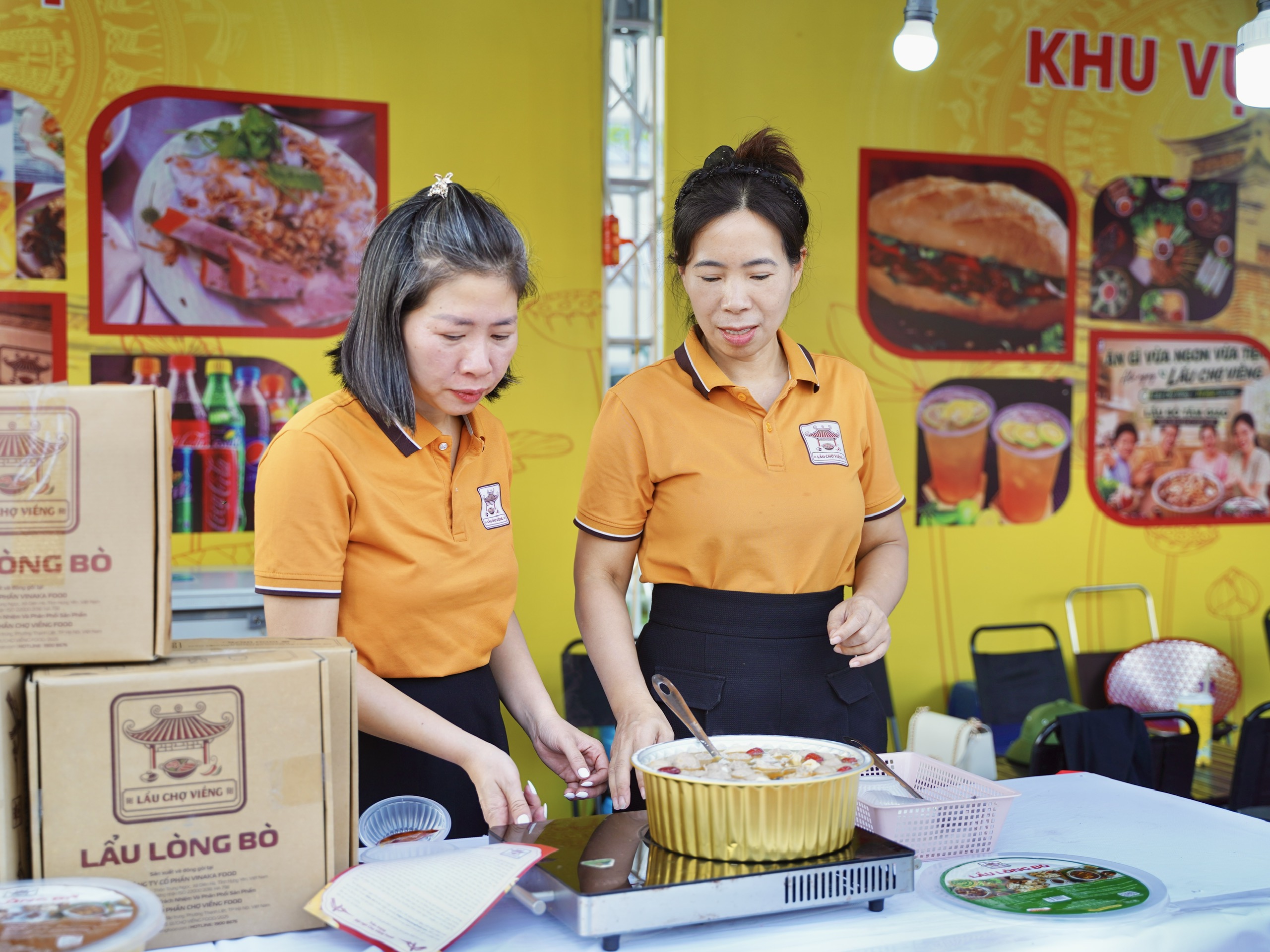Chuẩn bị nồi lẩu thơm lừng phục vụ hoạt động dùng thử trực tiếp cho thực khách