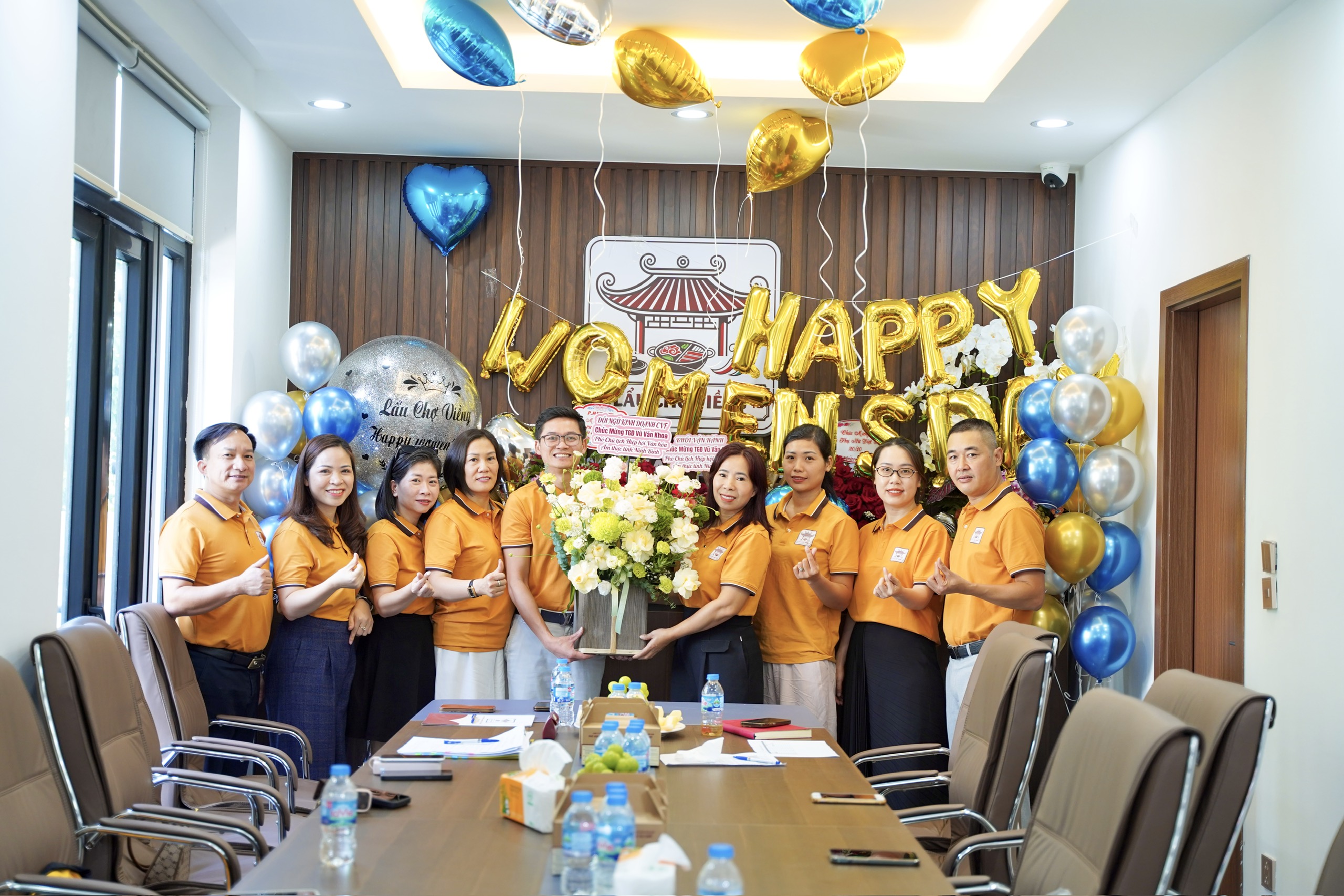 Đại diện các phòng ban chúc mừng dấu mốc mới của Chợ Viềng Food