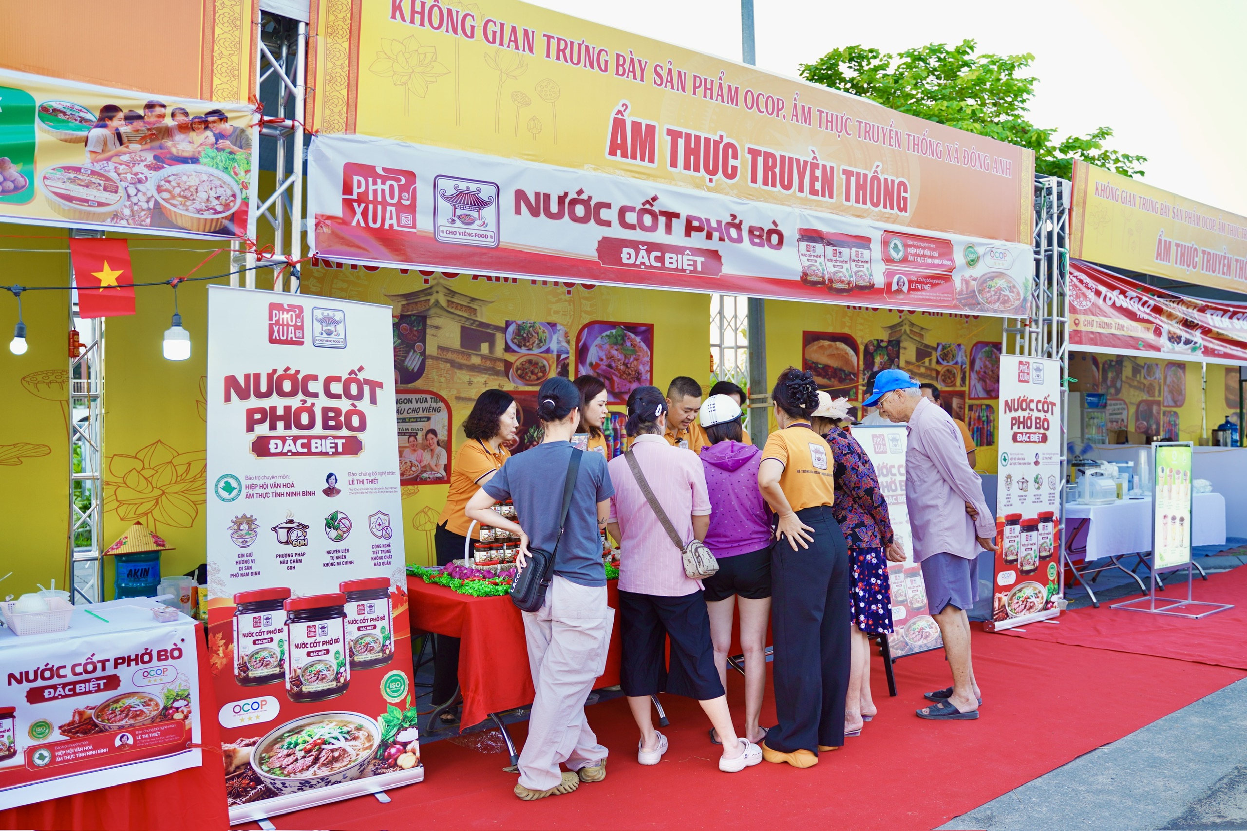Gian hàng Chợ Viềng Food thu hút đông đảo du khách dừng chân trải nghiệm và tìm hiểu sản phẩm