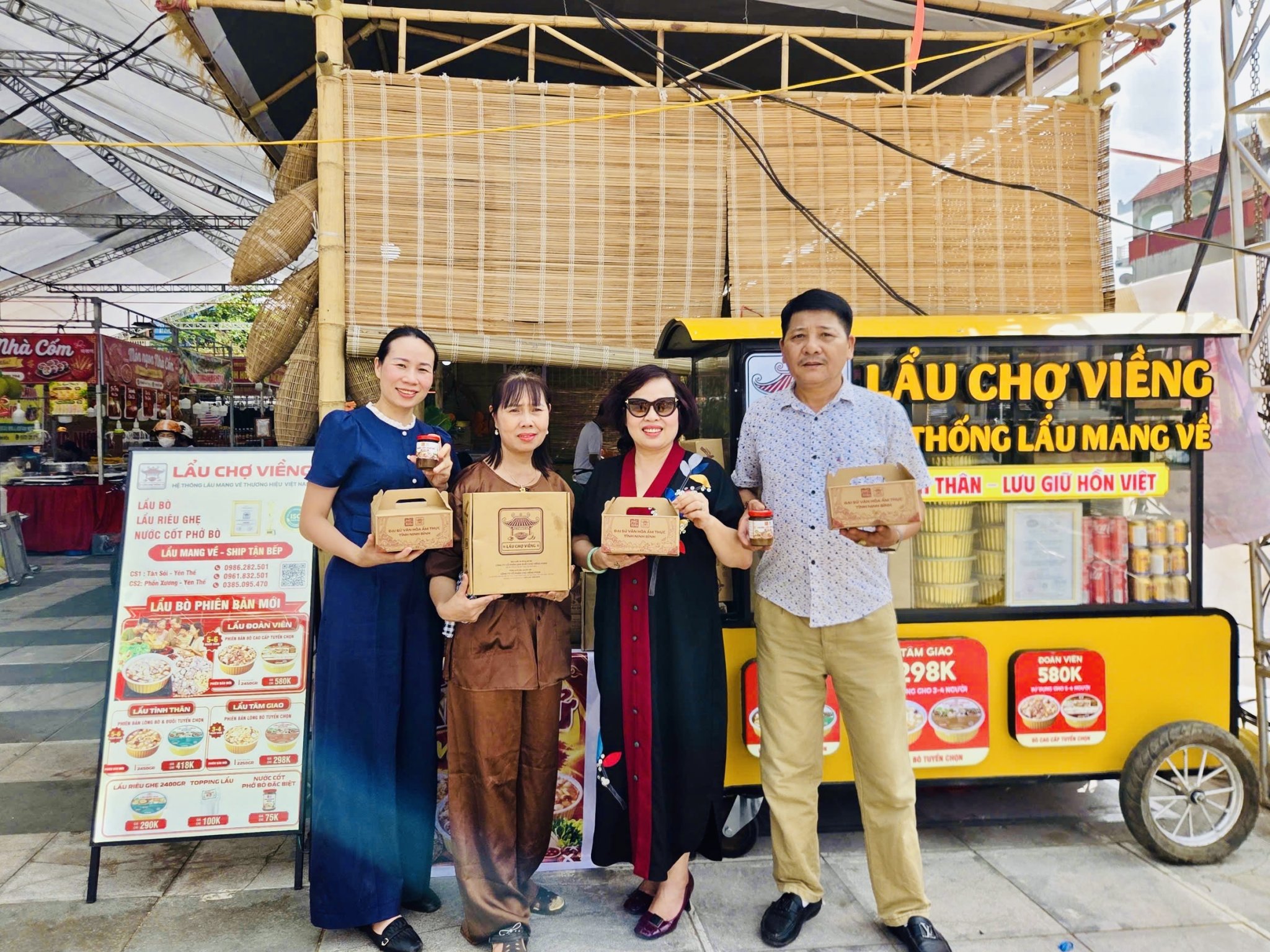 Nghệ nhân tinh hoa văn hóa ẩm thực Lê Thị Thiết - Phó Chủ tịch Hiệp hội Văn hóa Ẩm thực Việt Nam, Chủ tịch Hiệp hội Văn hóa Ẩm thực tỉnh Ninh Bình tham quan gian hàng