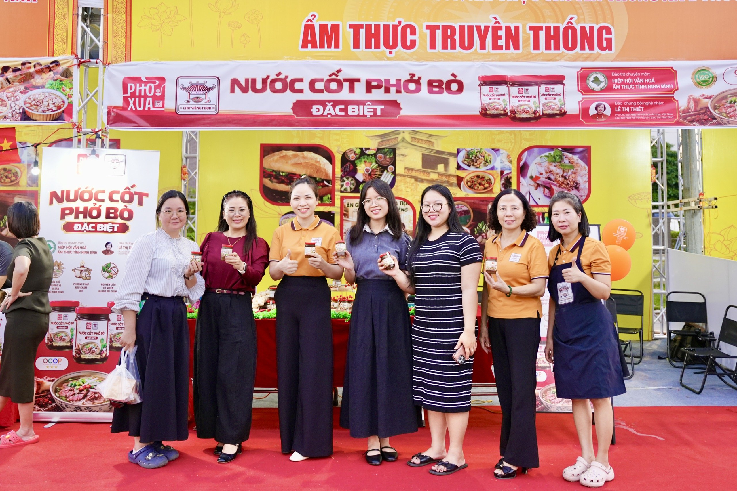 Khách tham quan hào hứng check-in cùng sản phẩm Nước cốt phở bò đặc biệt