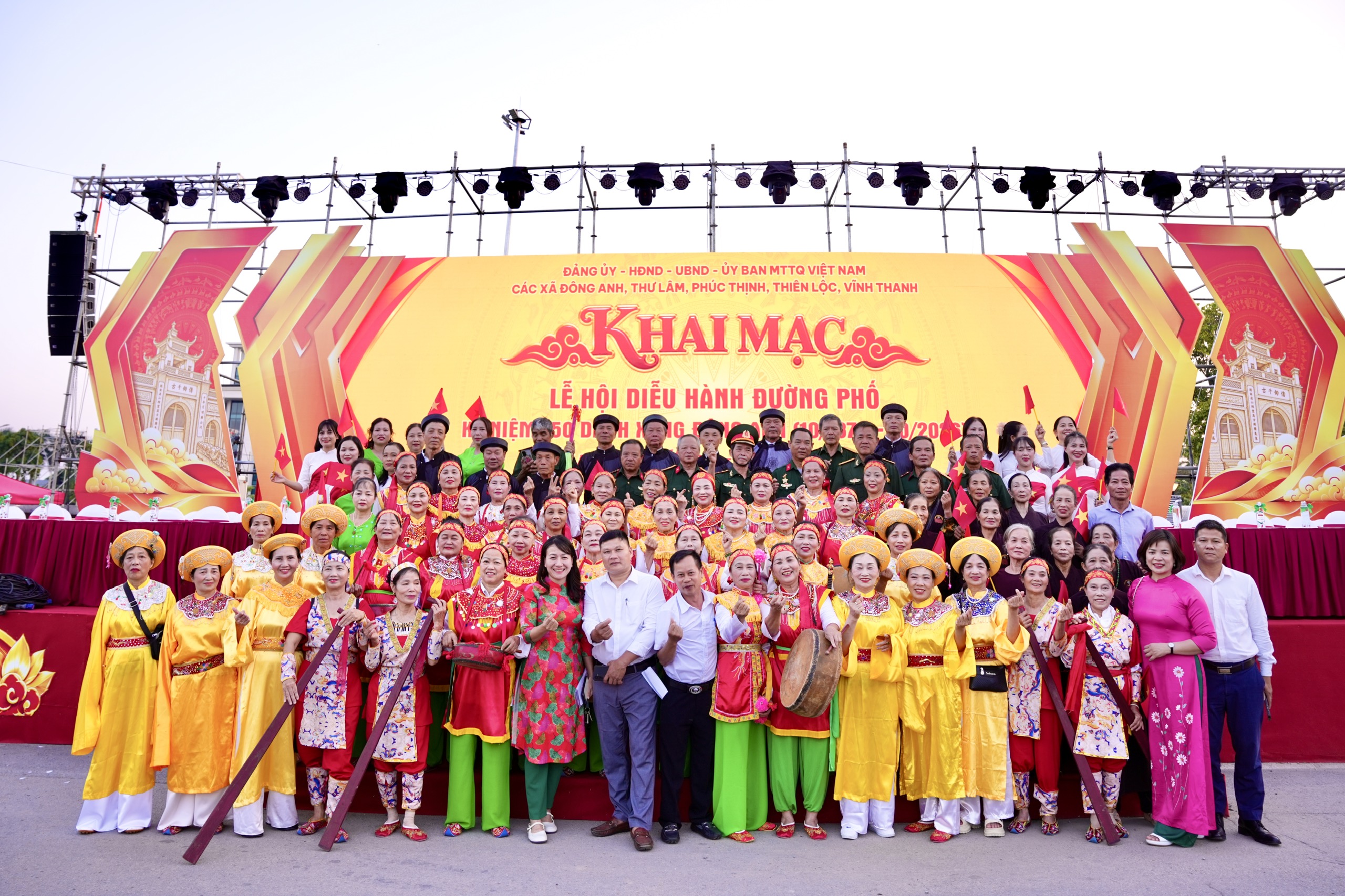 Khai mạc tưng bừng với lễ hội diễu hành nghệ thuật đường phố kỷ niệm 150 năm danh xưng Đông Anh