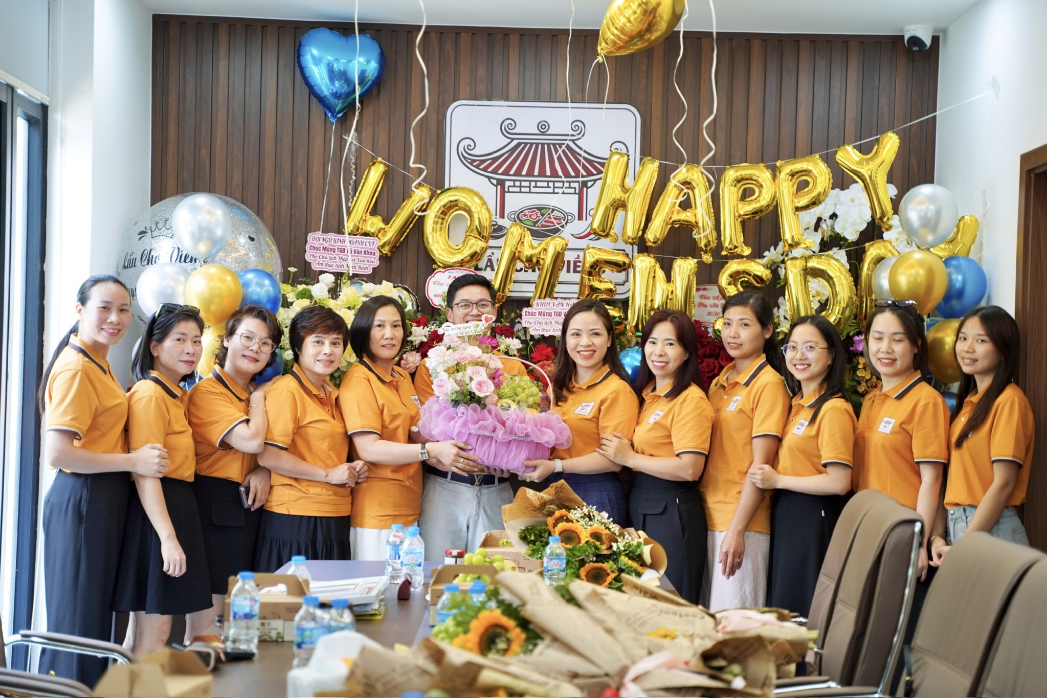 Ban Lãnh đạo trao tặng lẵng hoa tri ân các nữ cổ đông và cán bộ nhân viên nhân ngày 20/10