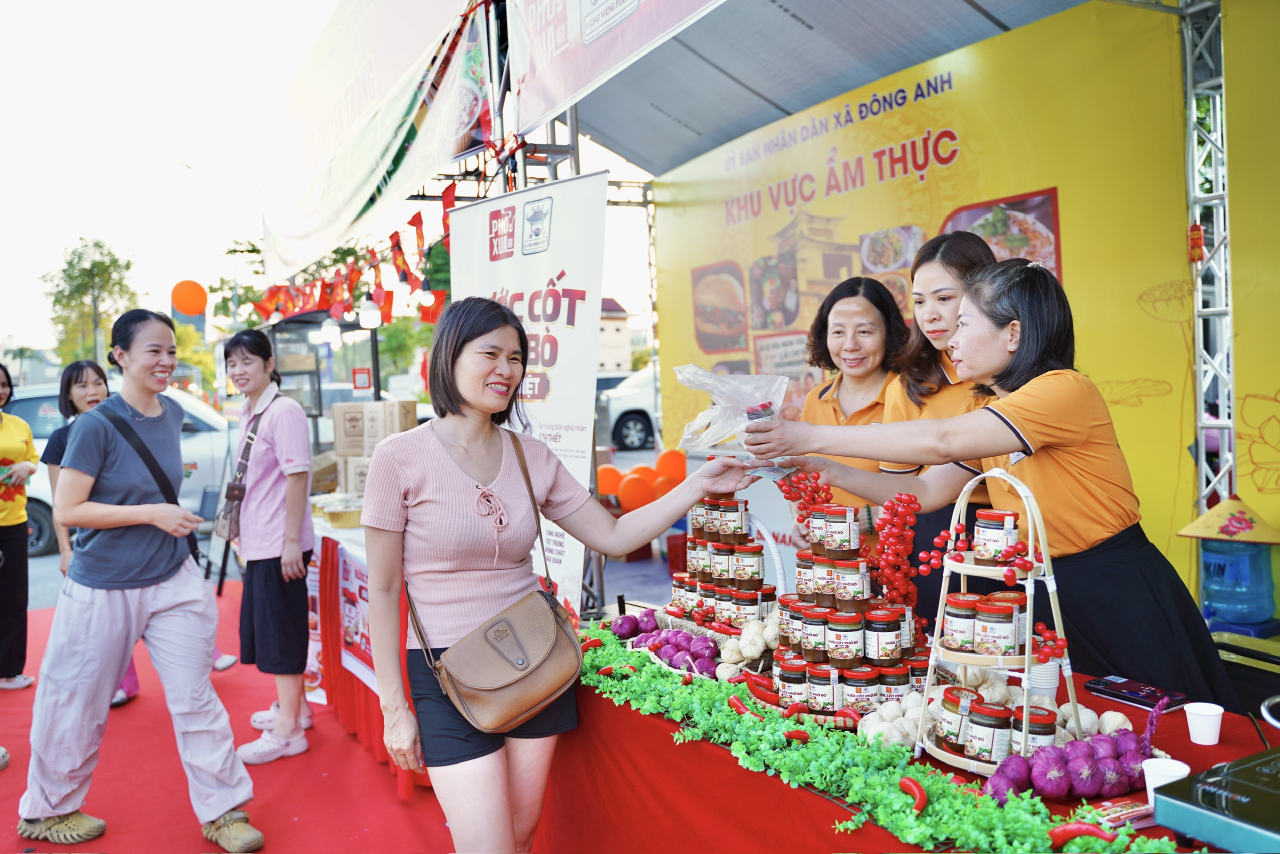 Khách hàng chọn mua Nước cốt phở bò đặc biệt ngay lần đầu dùng thử