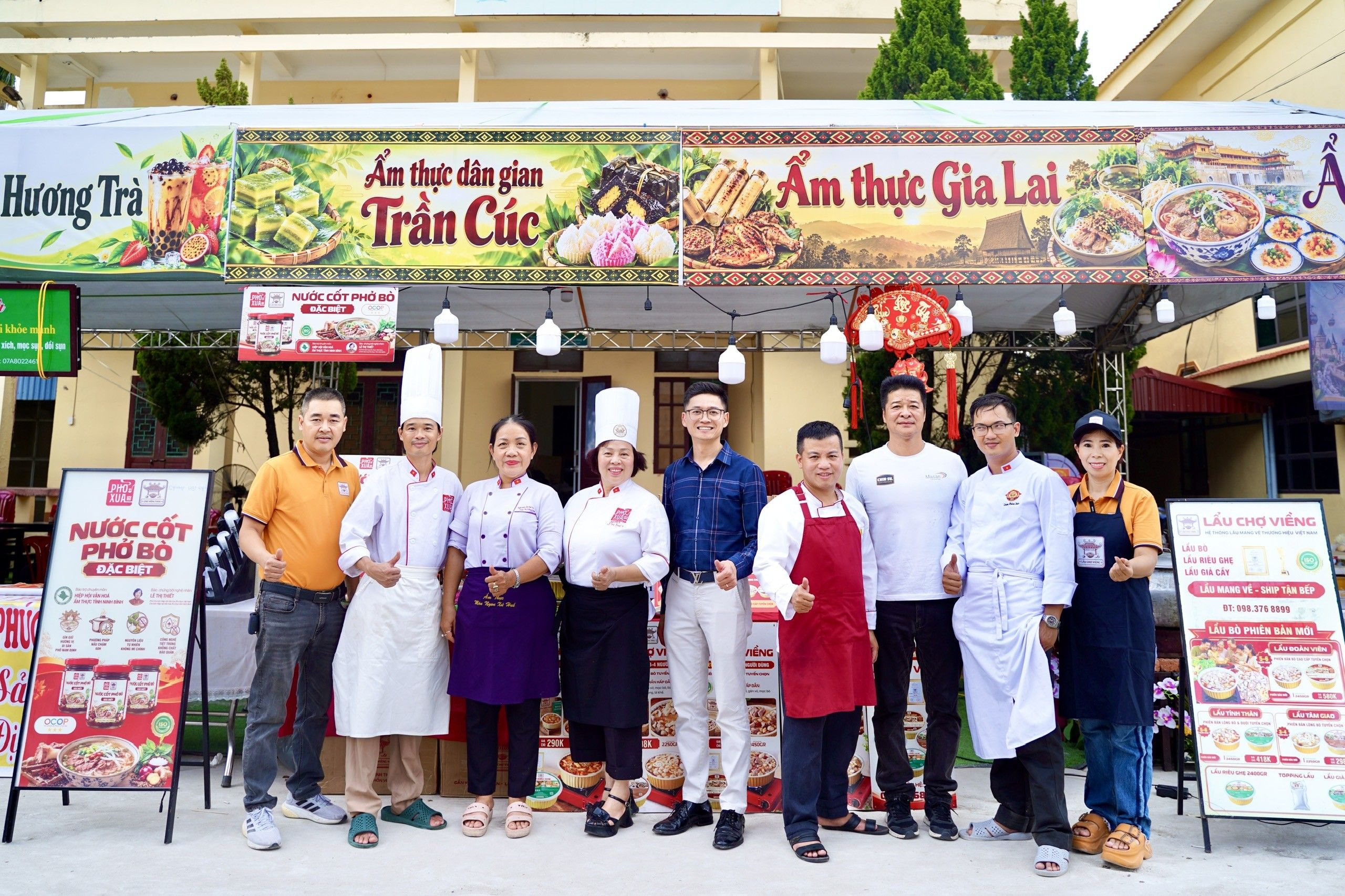 Gian hàng Chợ Viềng Food trưng bày các set lẩu và nước cốt phở bò tiện lợi