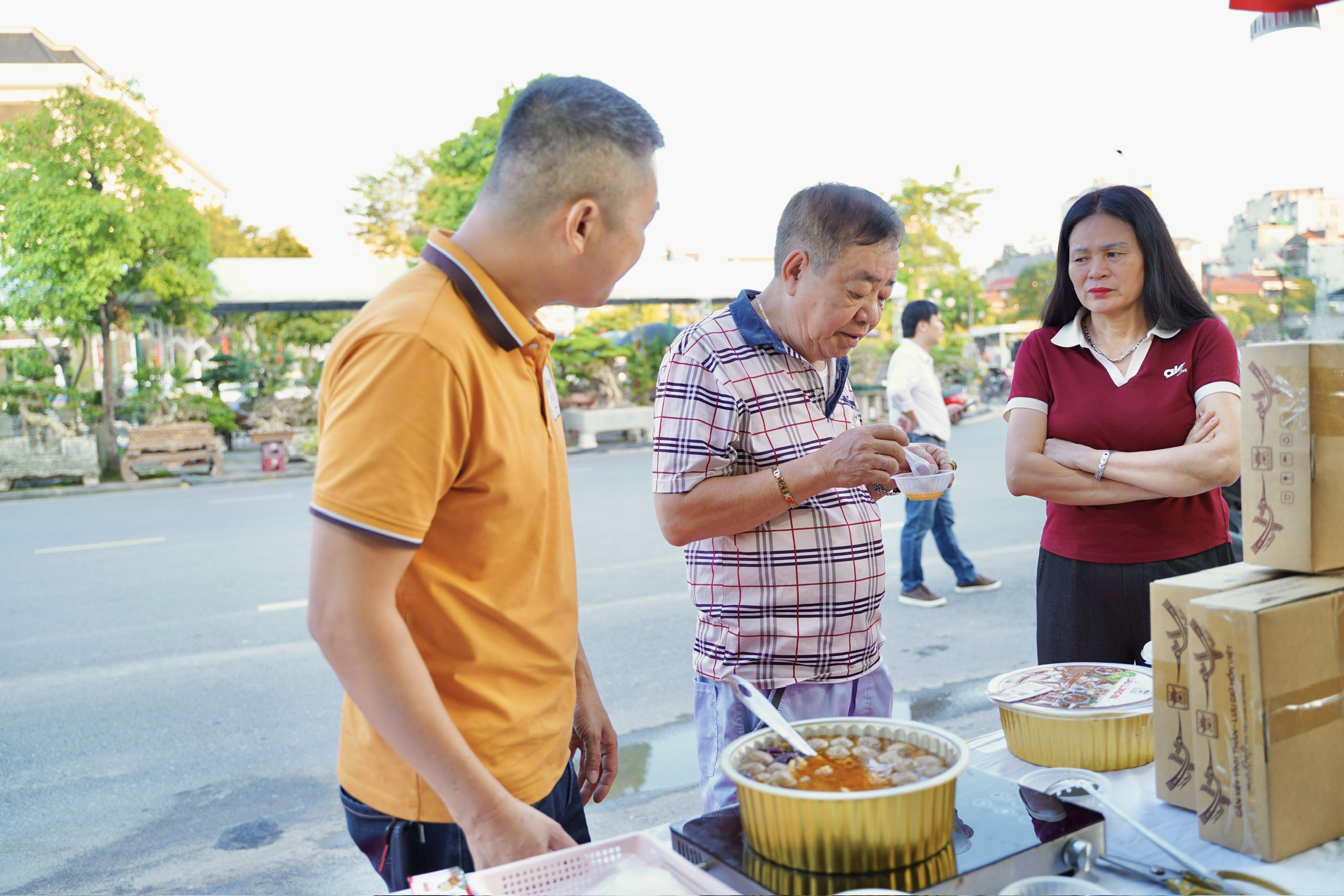 Thực khách trực tiếp nếm thử và chia sẻ cảm nhận về hương vị nước dùng Lẩu Chợ Viềng